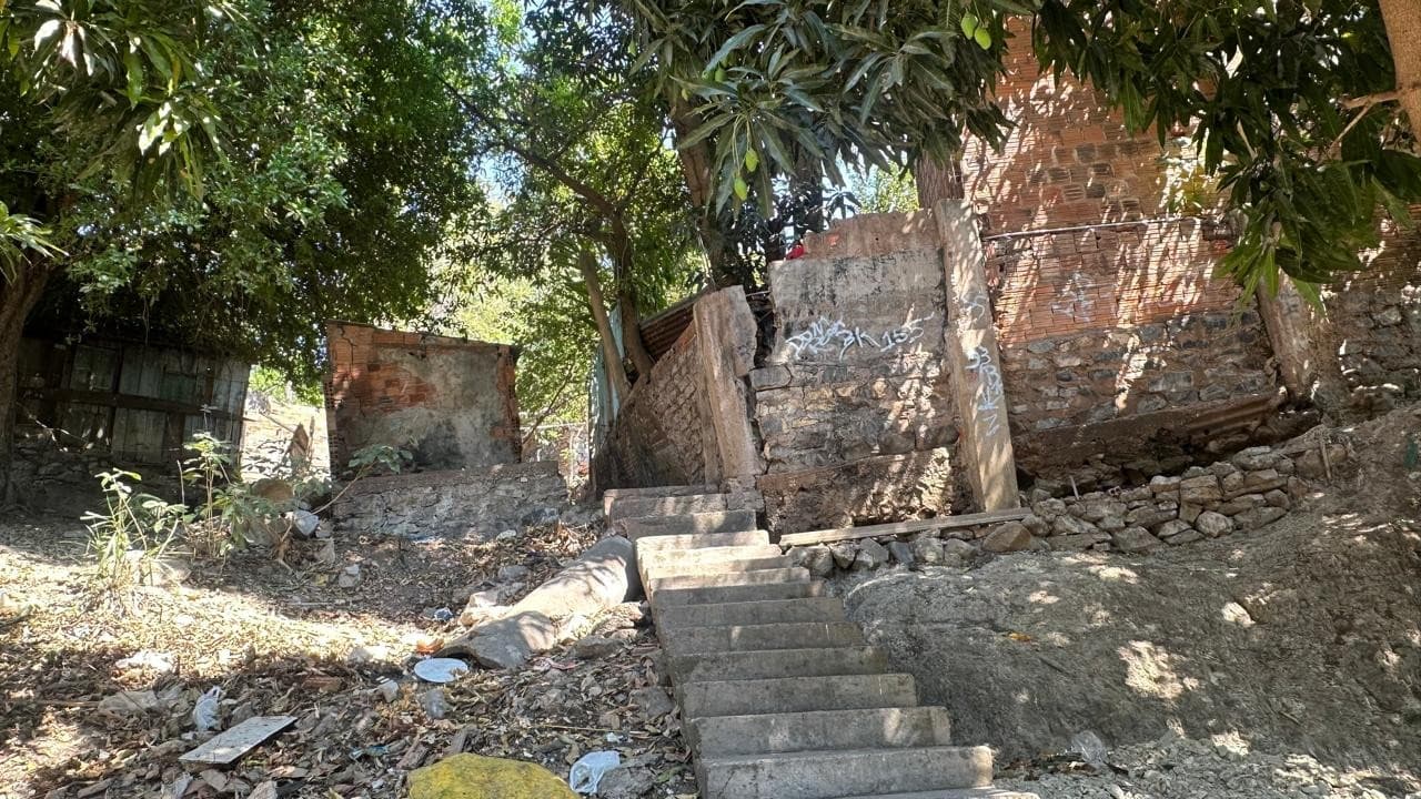 Nanah pede vistoria e recuperação de escadaria em risco de desabamento