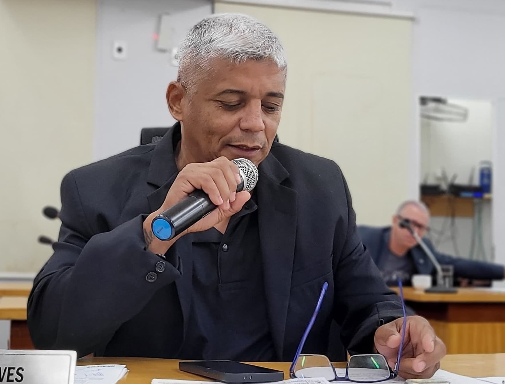 Edinaldo cobra fiscalização contra garagens clandestinas de ônibus em Corumbá