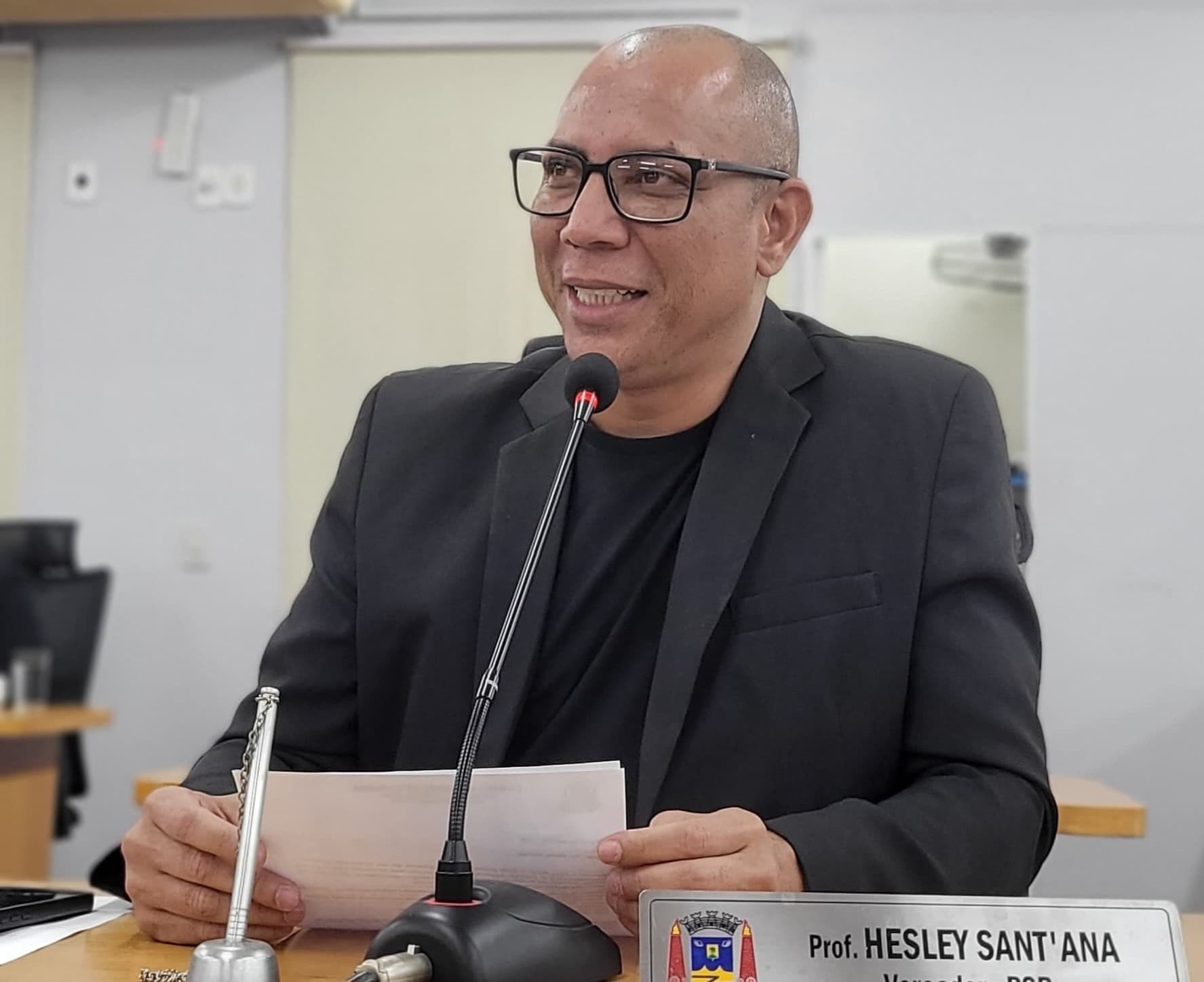 Vereador Hesley solicita informações sobre processos judiciais contra o Município