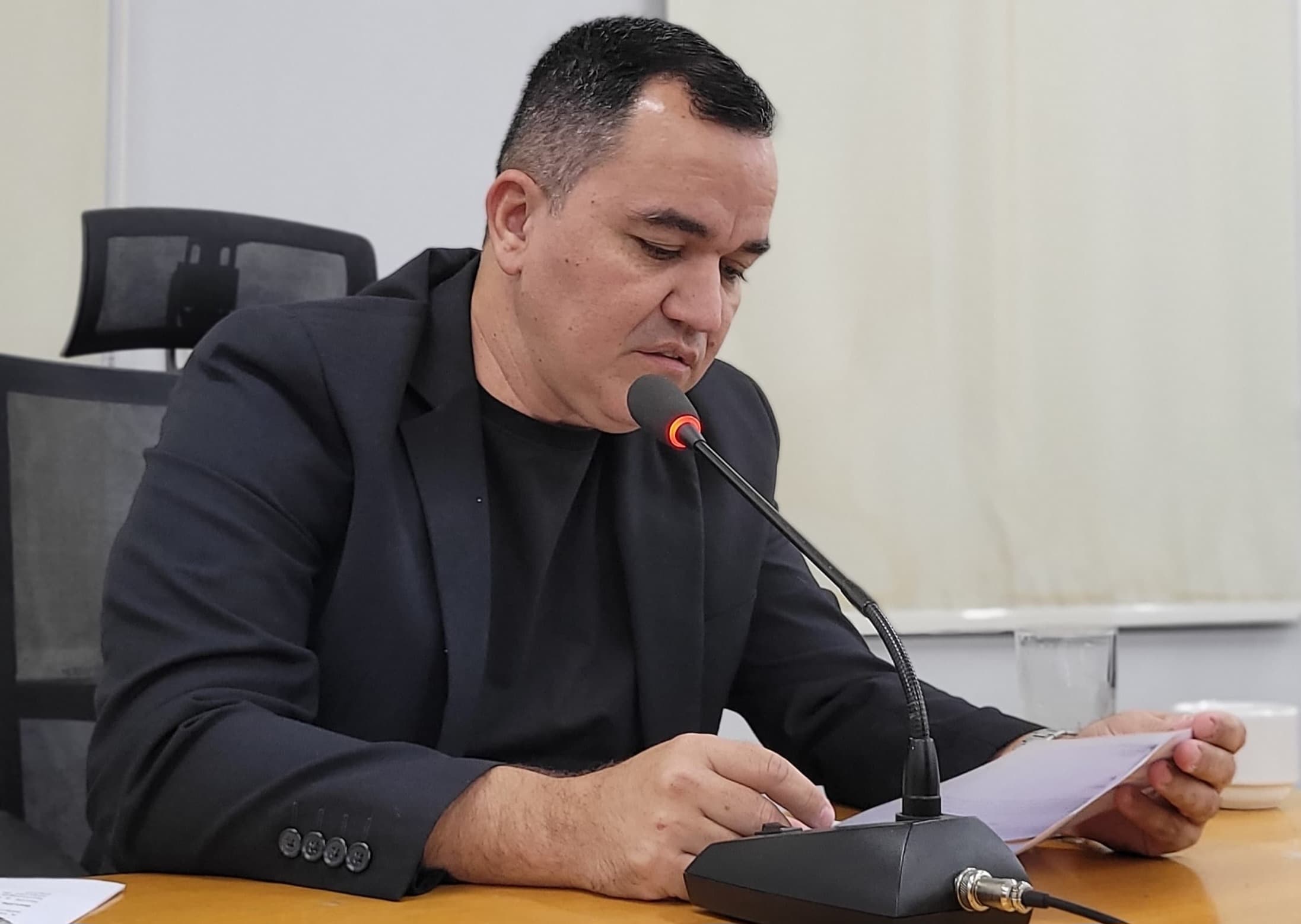 Marcelo cobra Sanesul para correção de vazamento que danificou pavimento da Rua Cuiabá