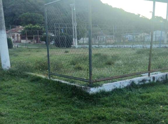 Vereador pede limpeza e manutenção da praça e quadra de esportes do Cristo