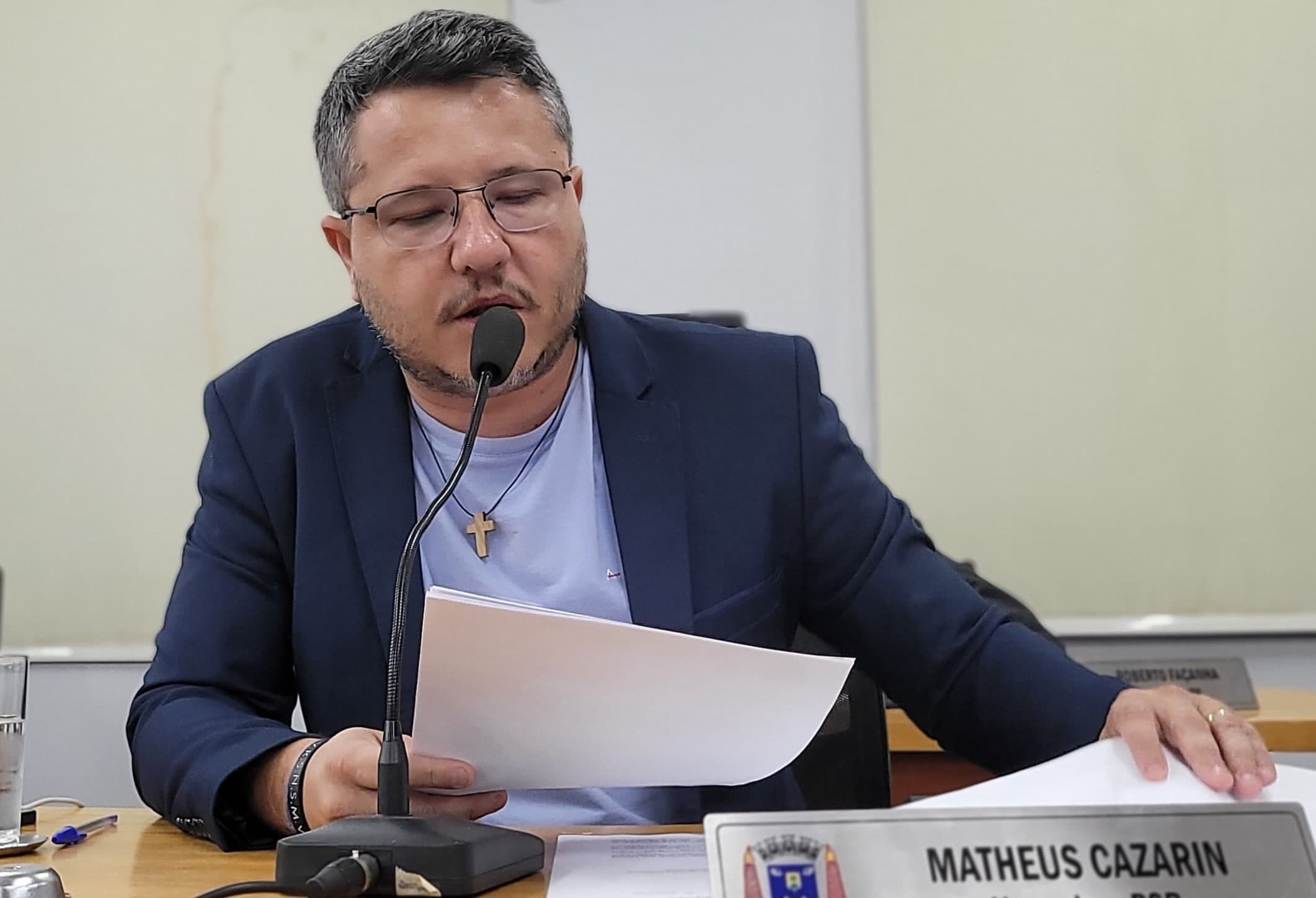 Matheus busca informações sobre lista de espera por atendimentos na APAE