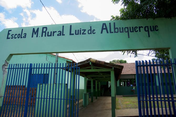 Moradora em Albuquerque pede melhor iluminação pública em frente de escola