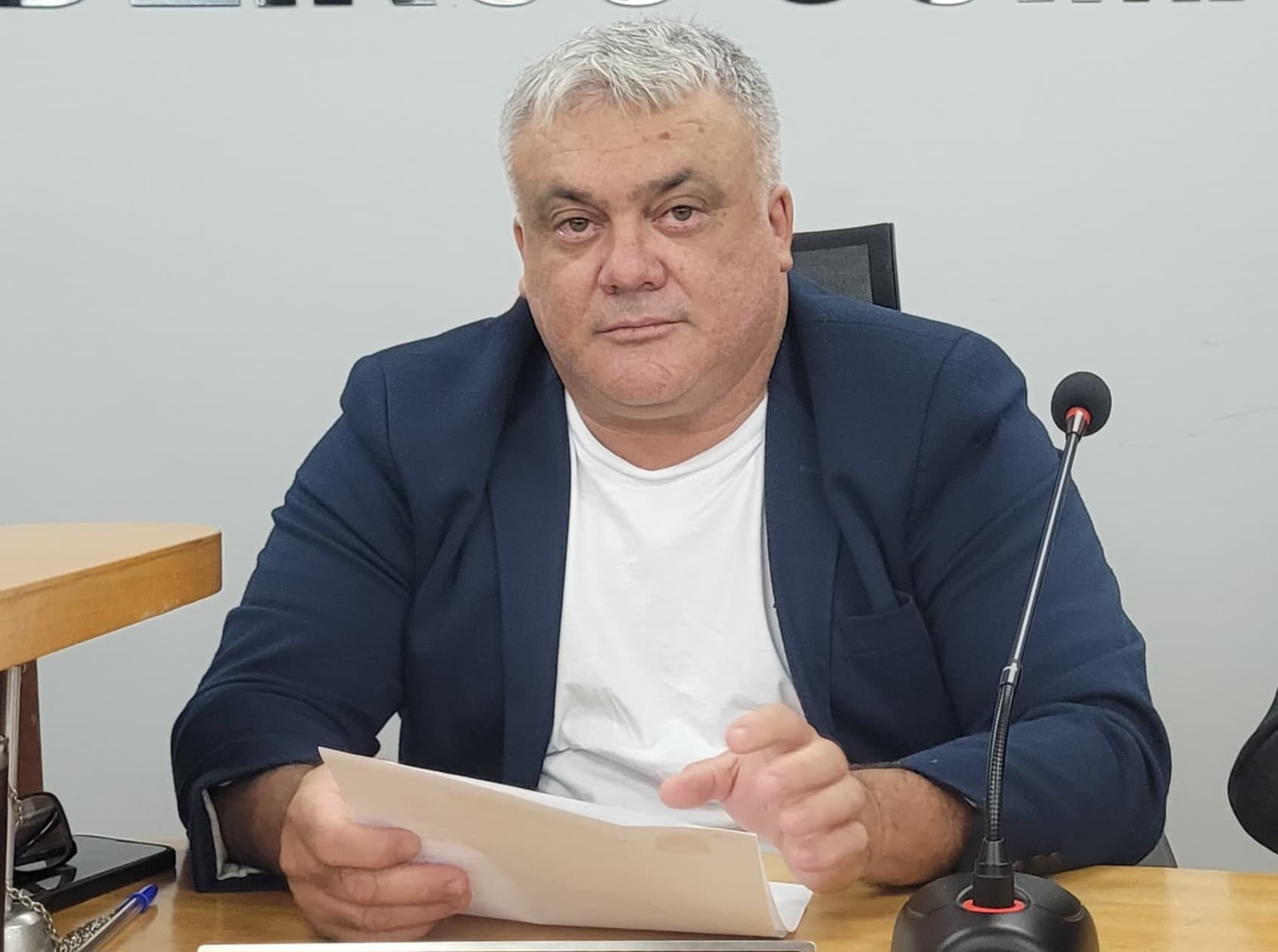 Genilson solicita serviços de limpeza da praça do Bairro Nova Corumbá