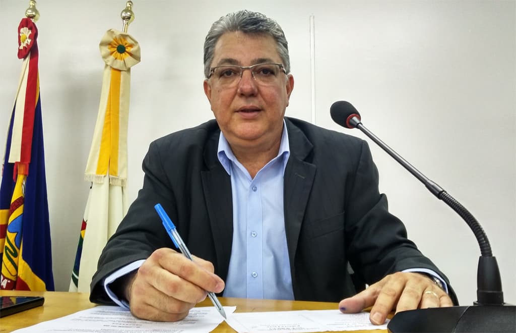 Evander sugere instalação de câmeras para combater vandalismo em cemitério