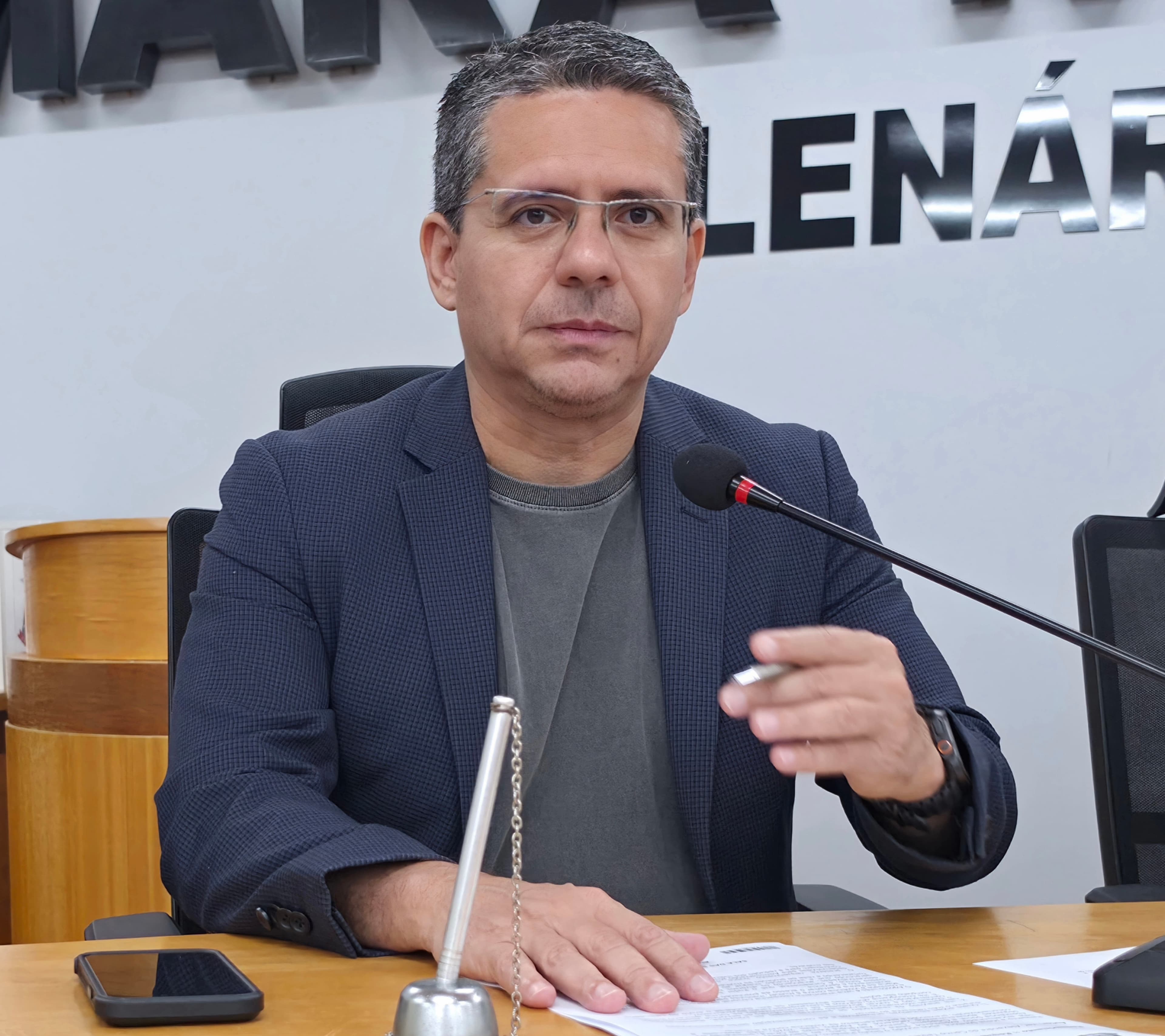 Alexandre solicita informações sobre ações alusivas ao Agosto Lilás