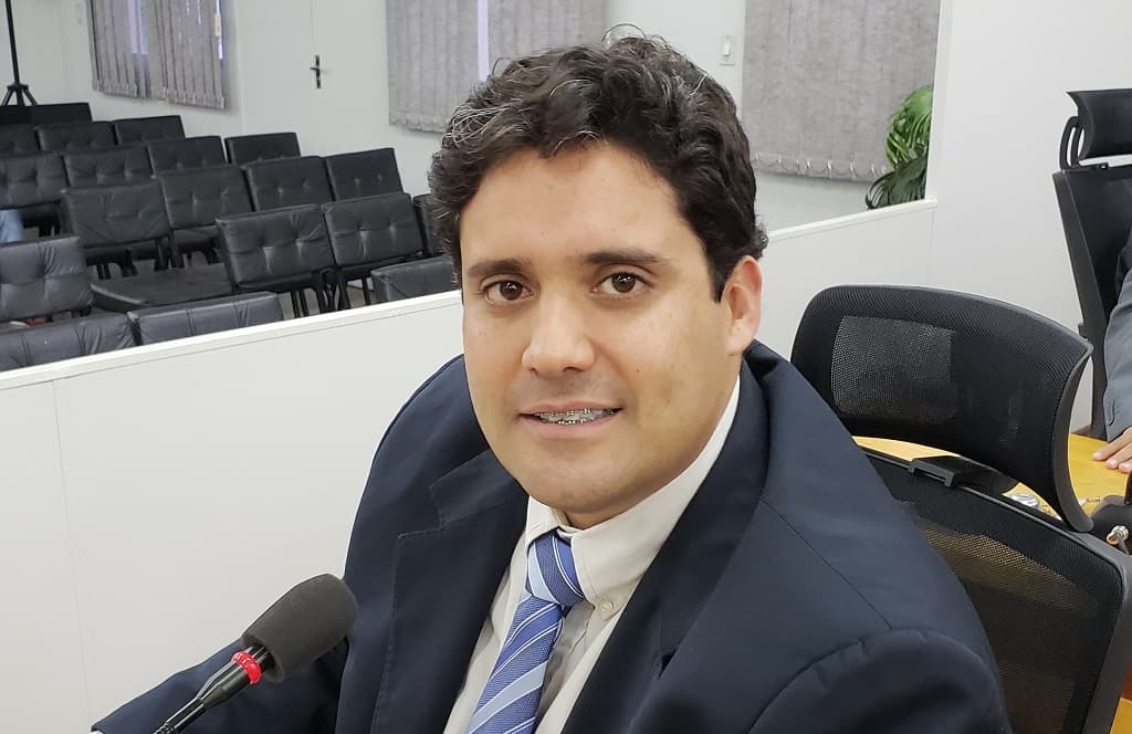 Vereador solicita recuperação do pavimento de via no Bairro Generoso