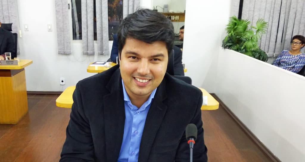 Vereador solicita pavimentação asfáltica e lajotamento de vias na cidade