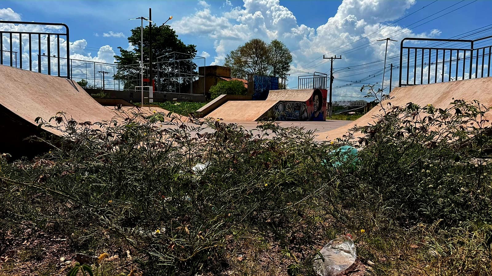 Na Câmara, Kleyton cobra limpeza e manutenção de praça esportiva do Bairro Previsul
