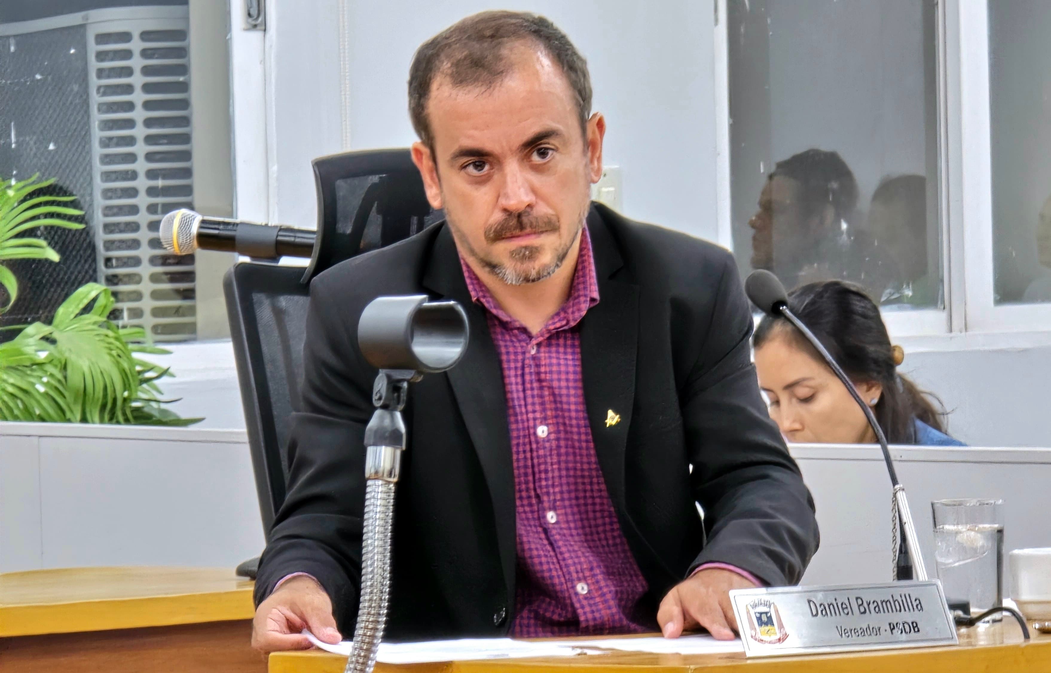 Vereador reivindica serviços emergenciais para recuperação de pavimento