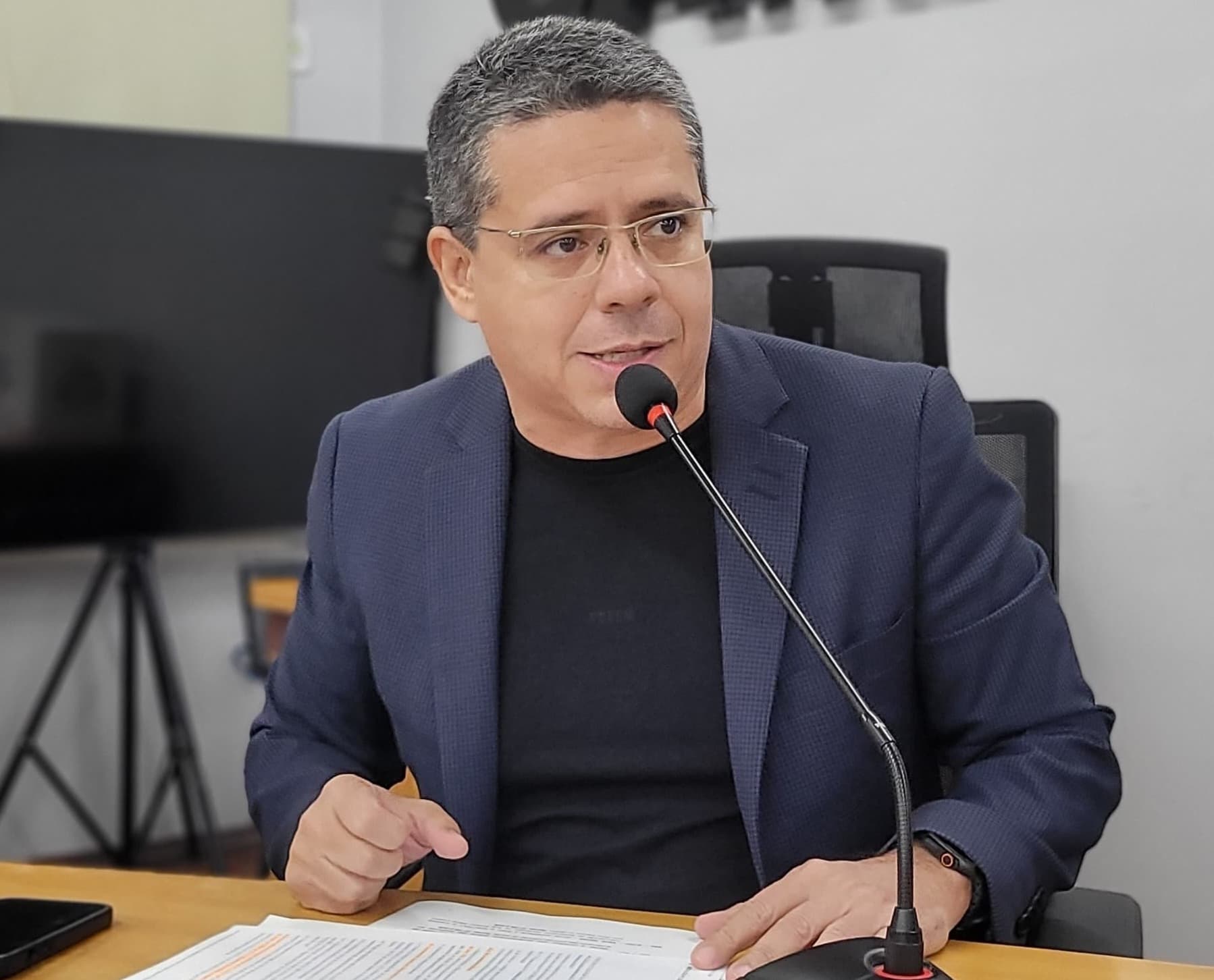 Alexandre reivindica faixa de pedestre para maior segurança no trânsito em frente ao Centro Popular