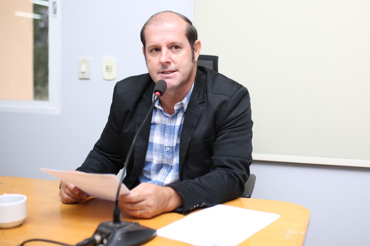 Solicitada recuperação de pavimento asfáltico de via no Bairro Guatós