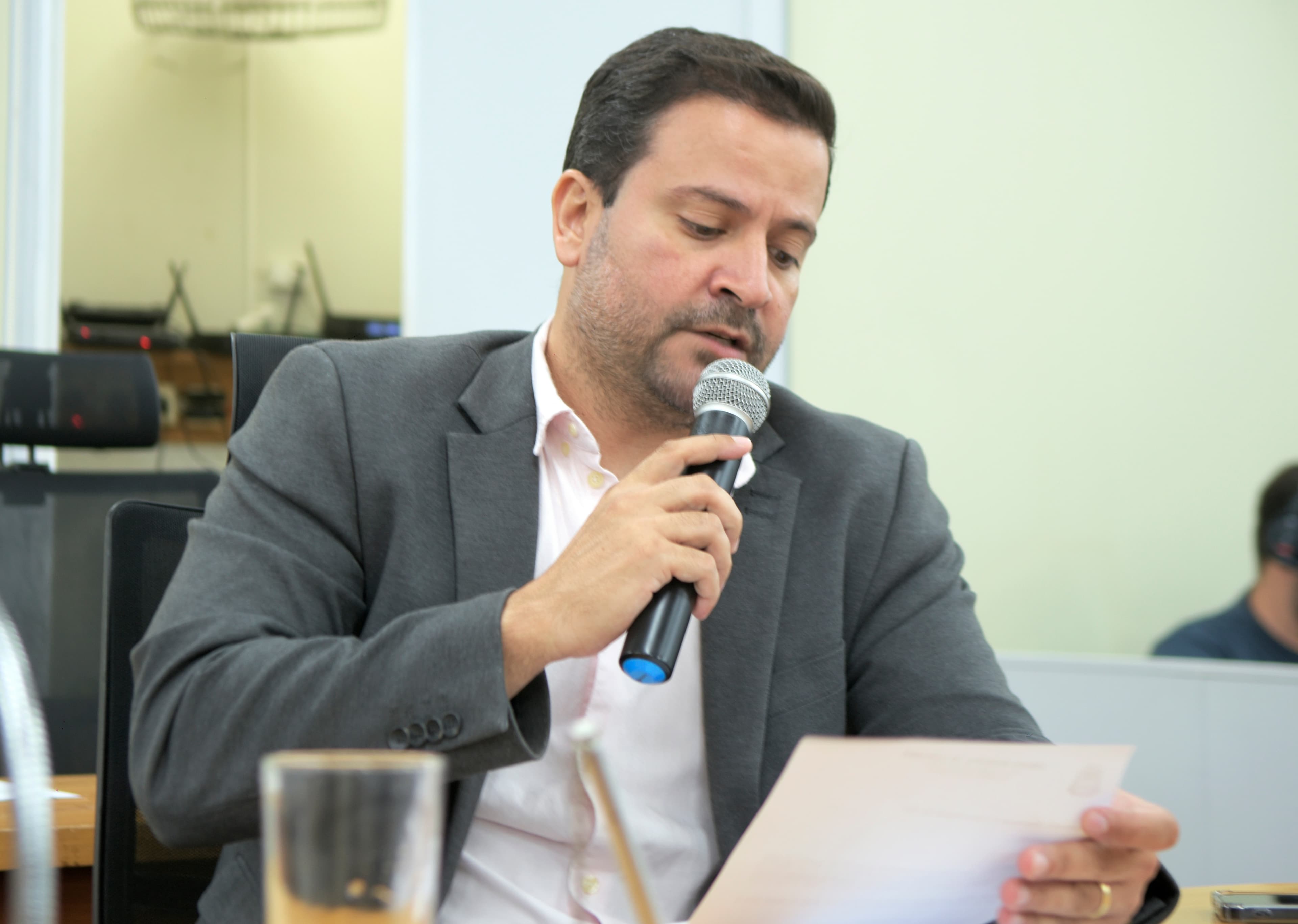 Elinho solicita informações sobre retirada de iluminação de praças na cidade