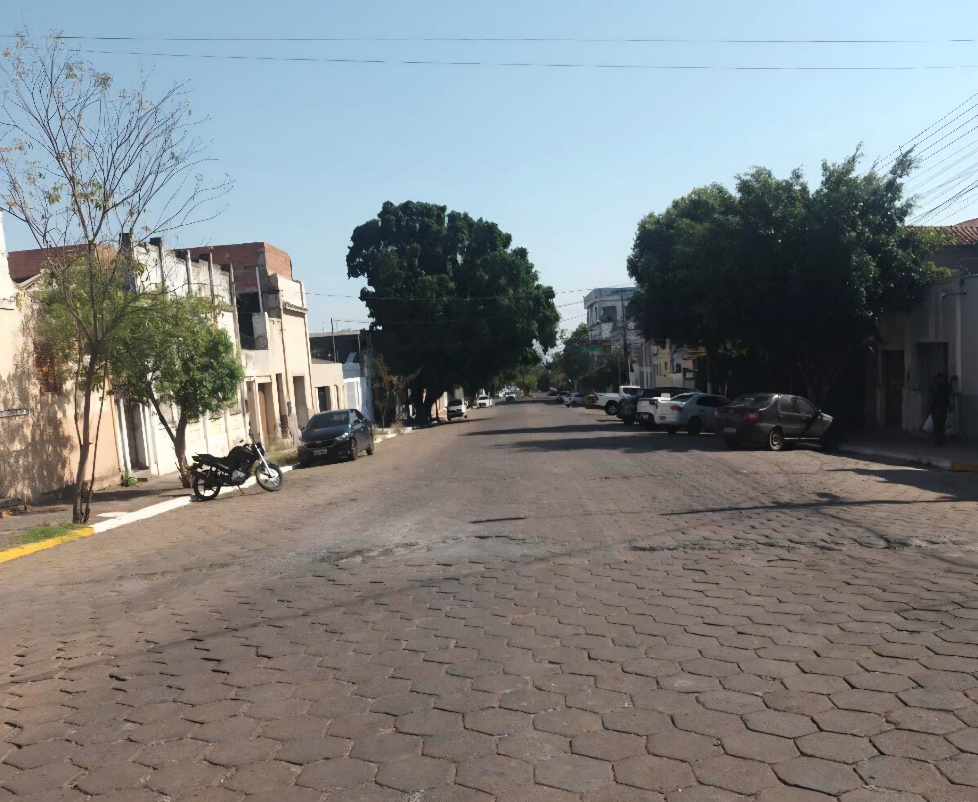 Samyr busca continuidade de obras para substituir lajotas por pavimento asfáltico em Corumbá