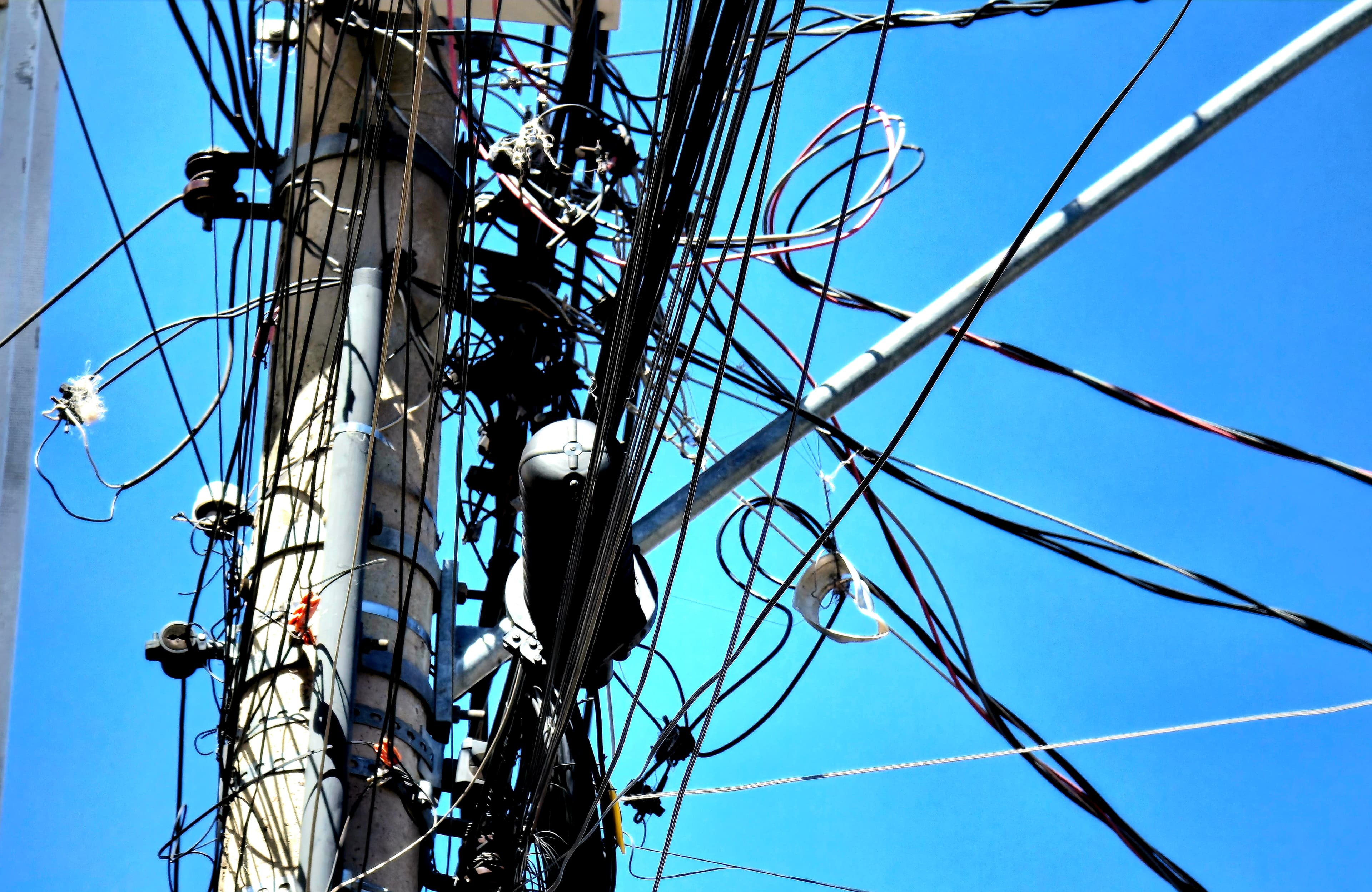 Energisa é obrigada a notificar empresas para remoção de fios inutilizados na cidade