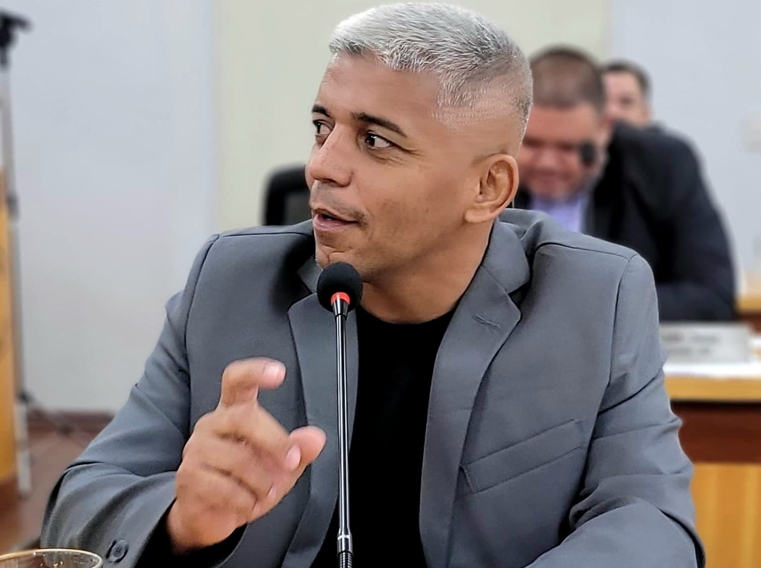 Edinaldo cobra empresa por serviço mal realizado na Escola Carlos Cárcano