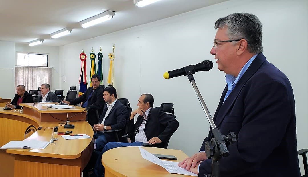 Evander renuncia e Façanha empossa João Mário, novo vereador corumbaense