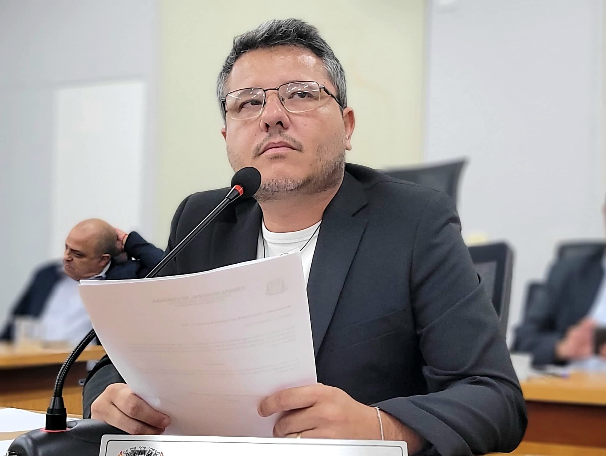 Cazarin cobra solução para problema em rede de energia no Universitário