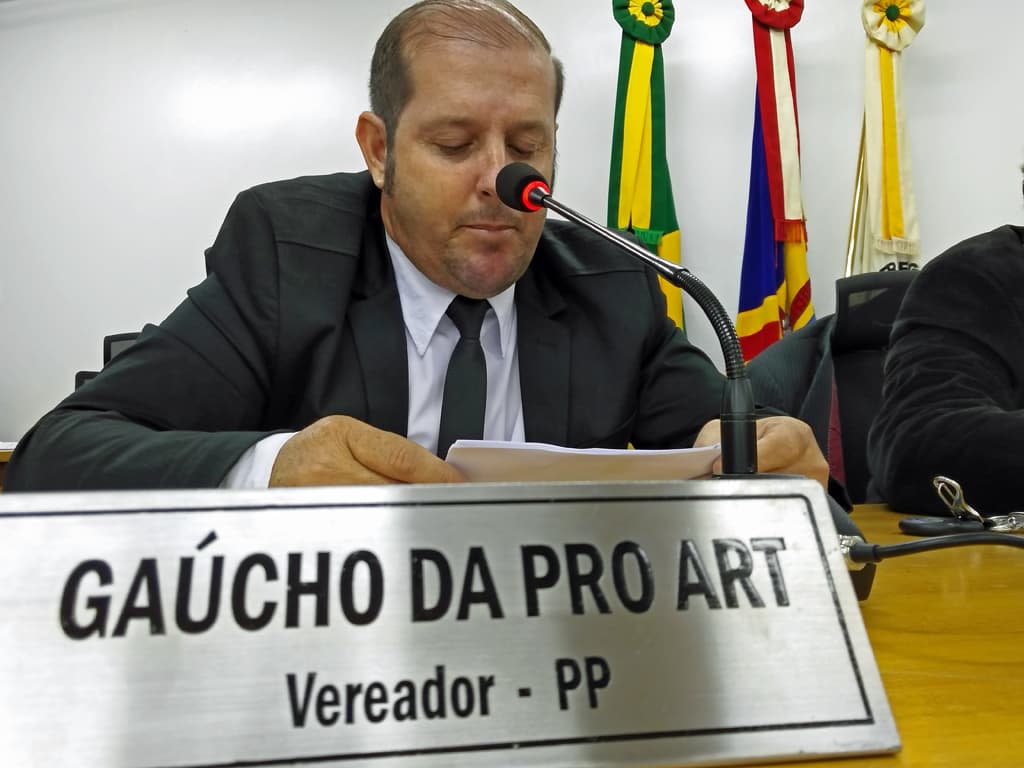 Vereador pede remoção de postes de iluminação no Complexo Poliesportivo