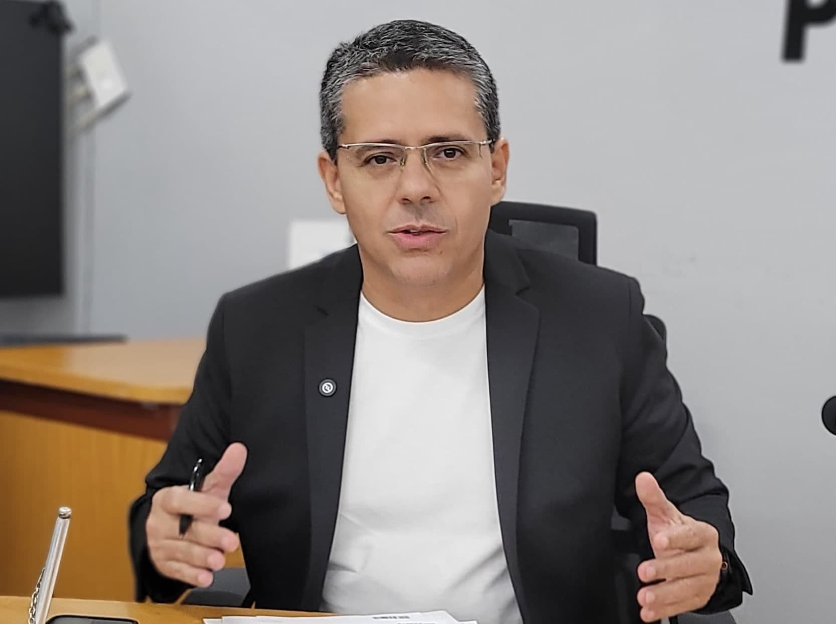 Alexandre pede bebedouros de água potável para atender população em visita aos cemitérios
