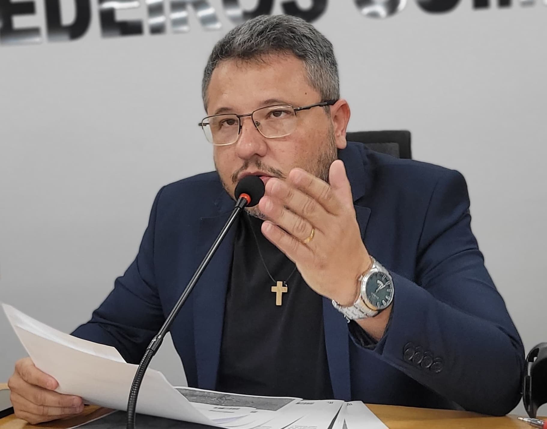 Na Câmara, Cazarin pede substituição do pavimento asfáltico da Avenida Santa Cruz