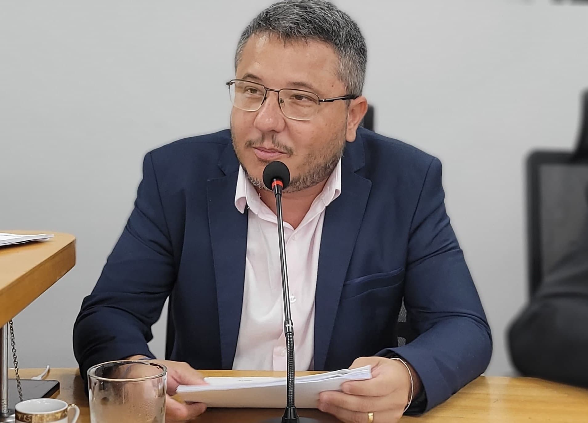 Cazarin pede informações sobre contrato com empresa que prestava serviços de iluminação pública