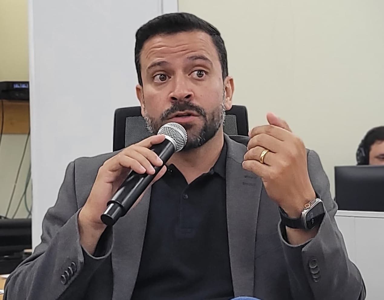 Elinho pede intervenção da Prefeitura para melhorias na praça do Cravo Vermelho