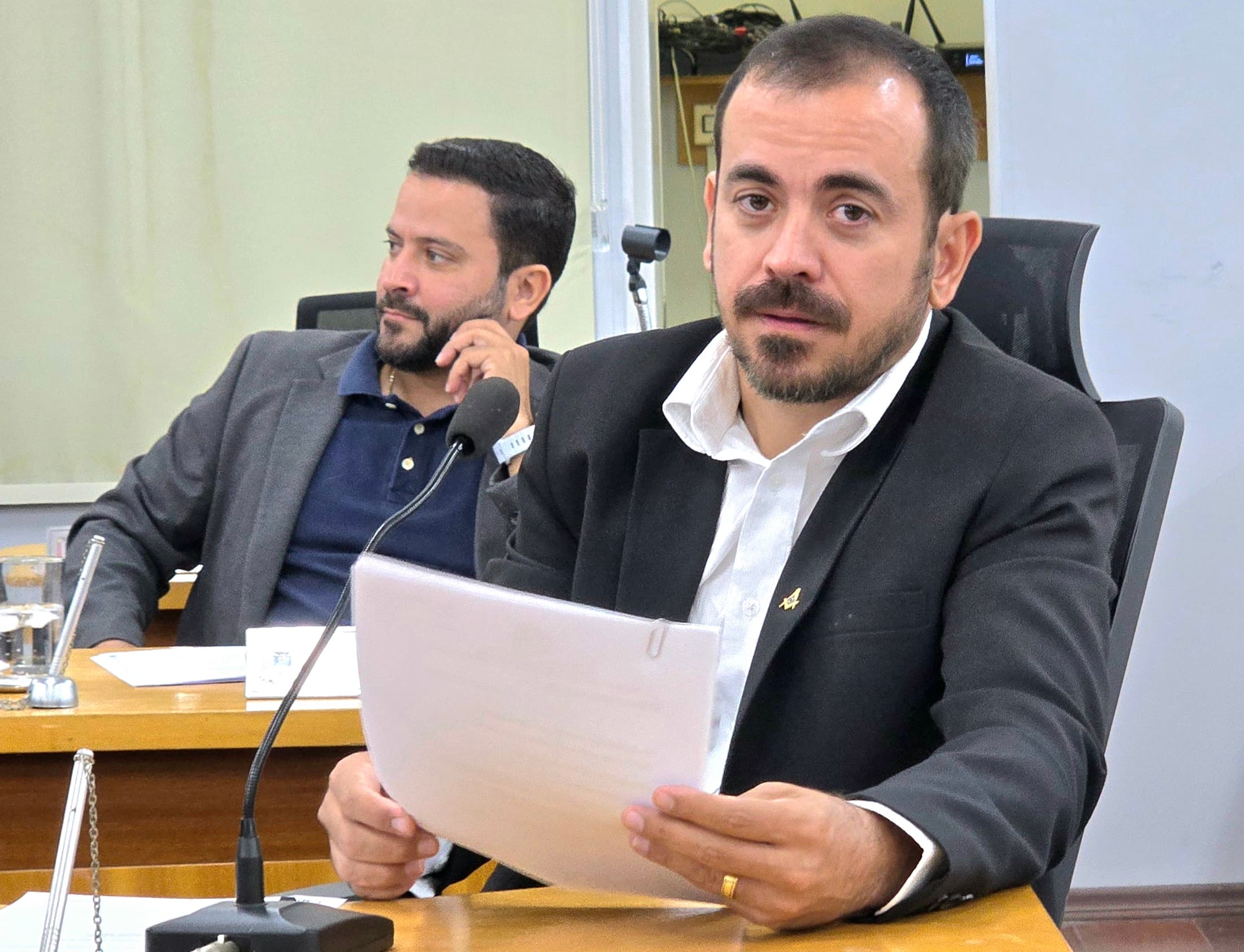 Na Câmara, vereador atende moradores e pede recapeamento de via no Universitário