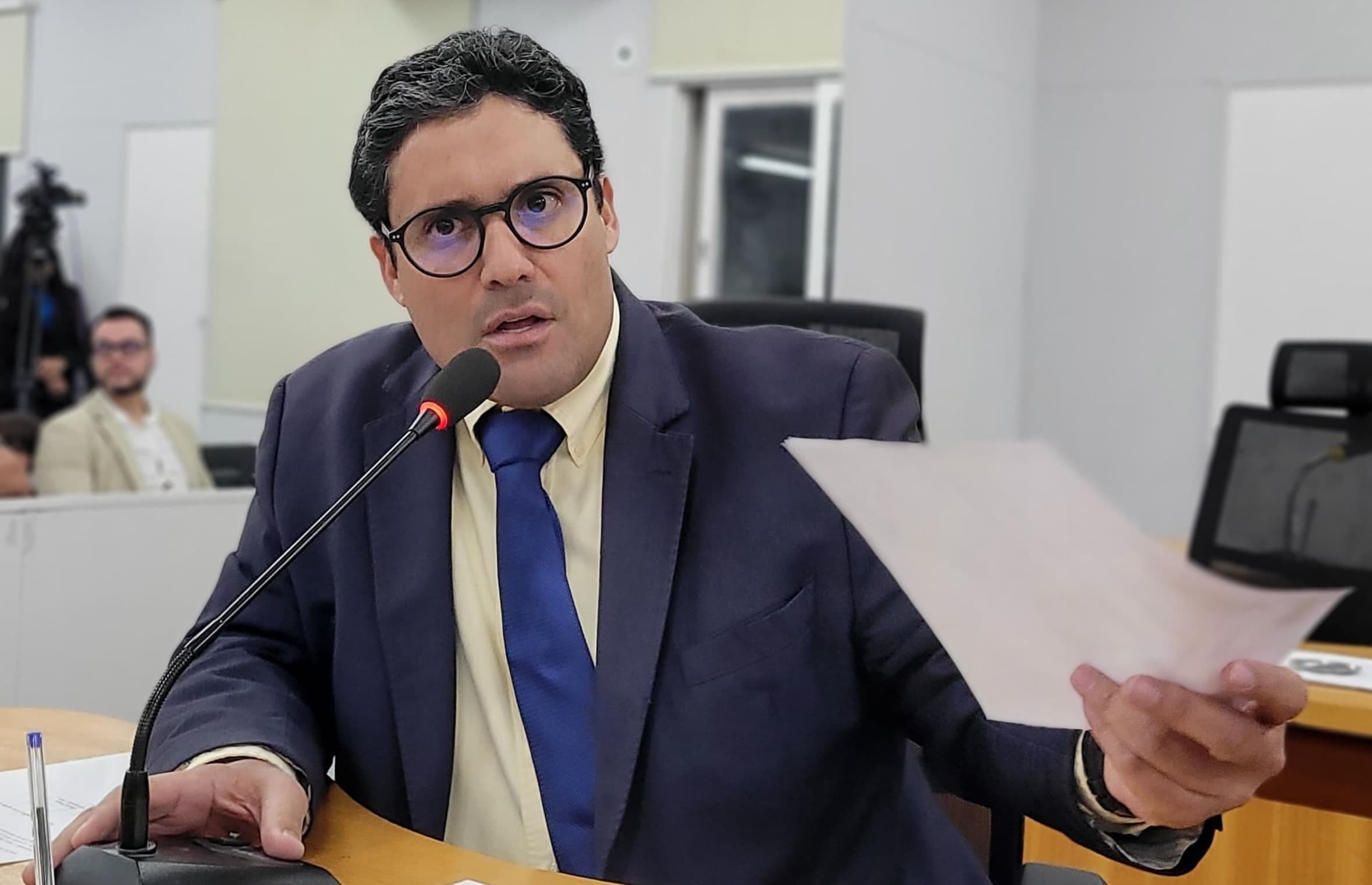 Chicão busca informações sobre processo administrativo em relação à tarifa de embarque