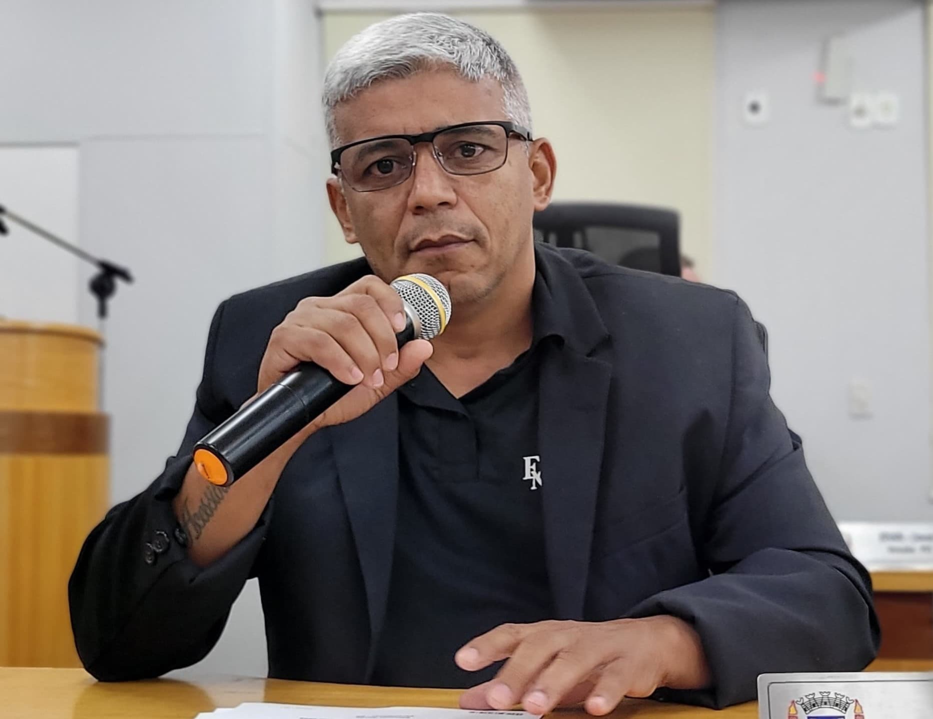 Edinaldo pede explicações sobre demora de serviços na iluminação pública