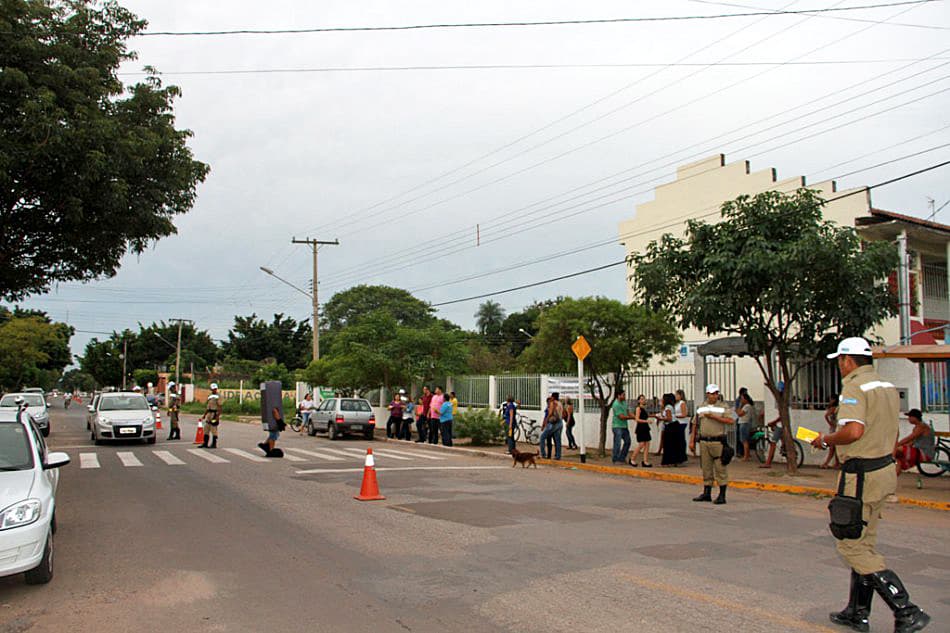 Vereador pede agentes para combater filas duplas em frente às escolas