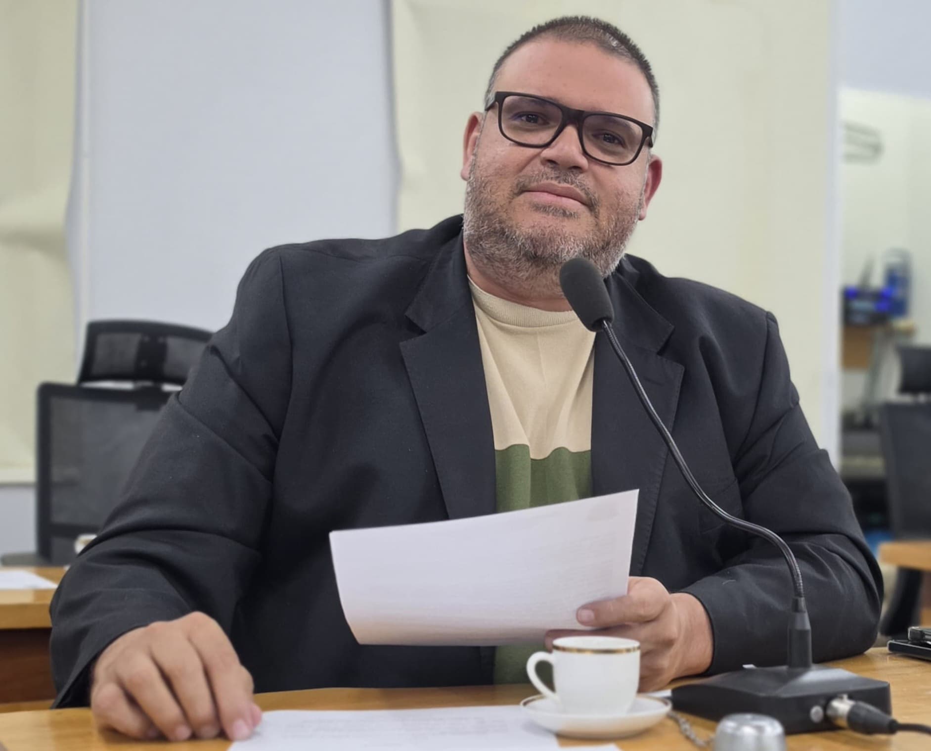 Jovan pede remoção de vergalhões de ferro no calçadão da Avenida Gaturama