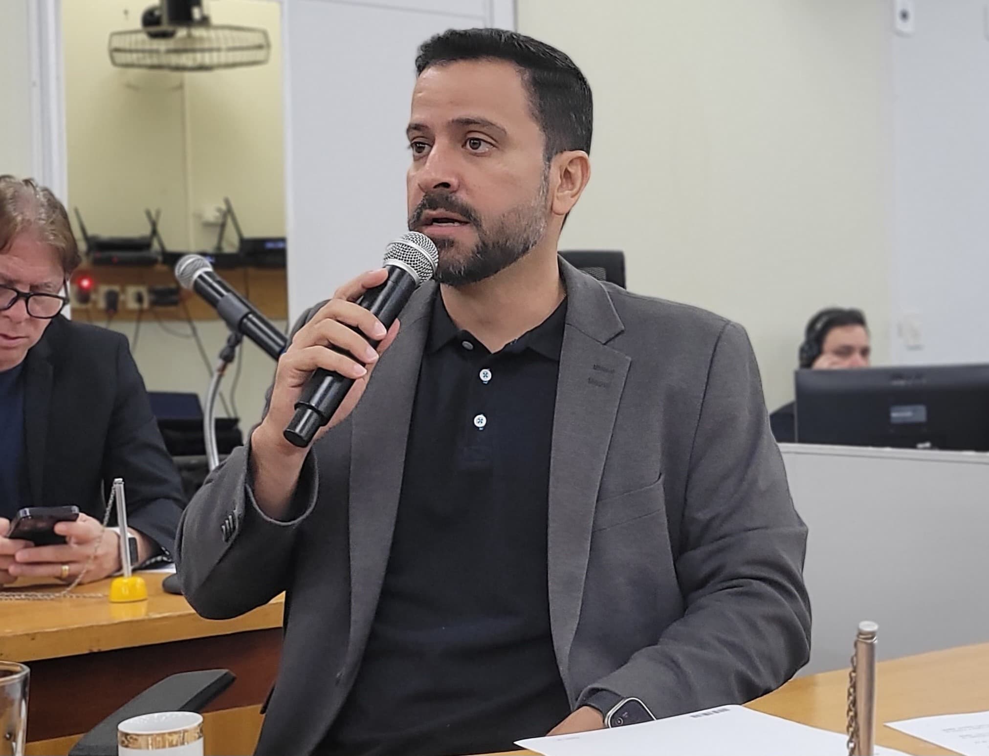 Elinho busca informações para saber se empresa responsável pela iluminação já está atuando na cidade