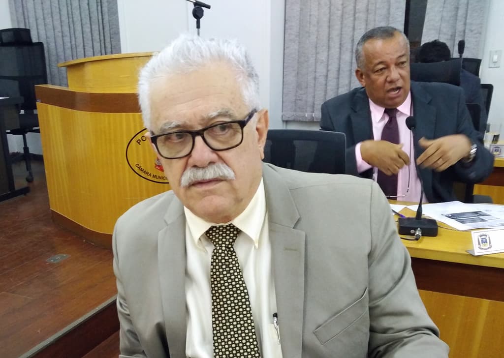 Domingos solicita manutenção de duas praças existentes no centro