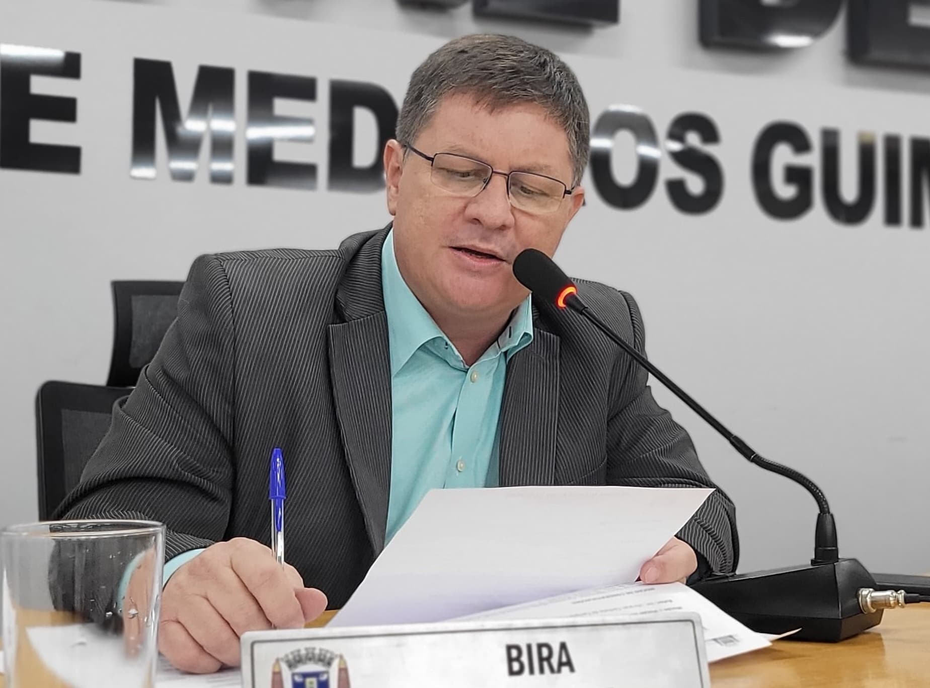 Bira pede roçada e limpeza no entorno da Escola Gabriel Vandoni de Barros