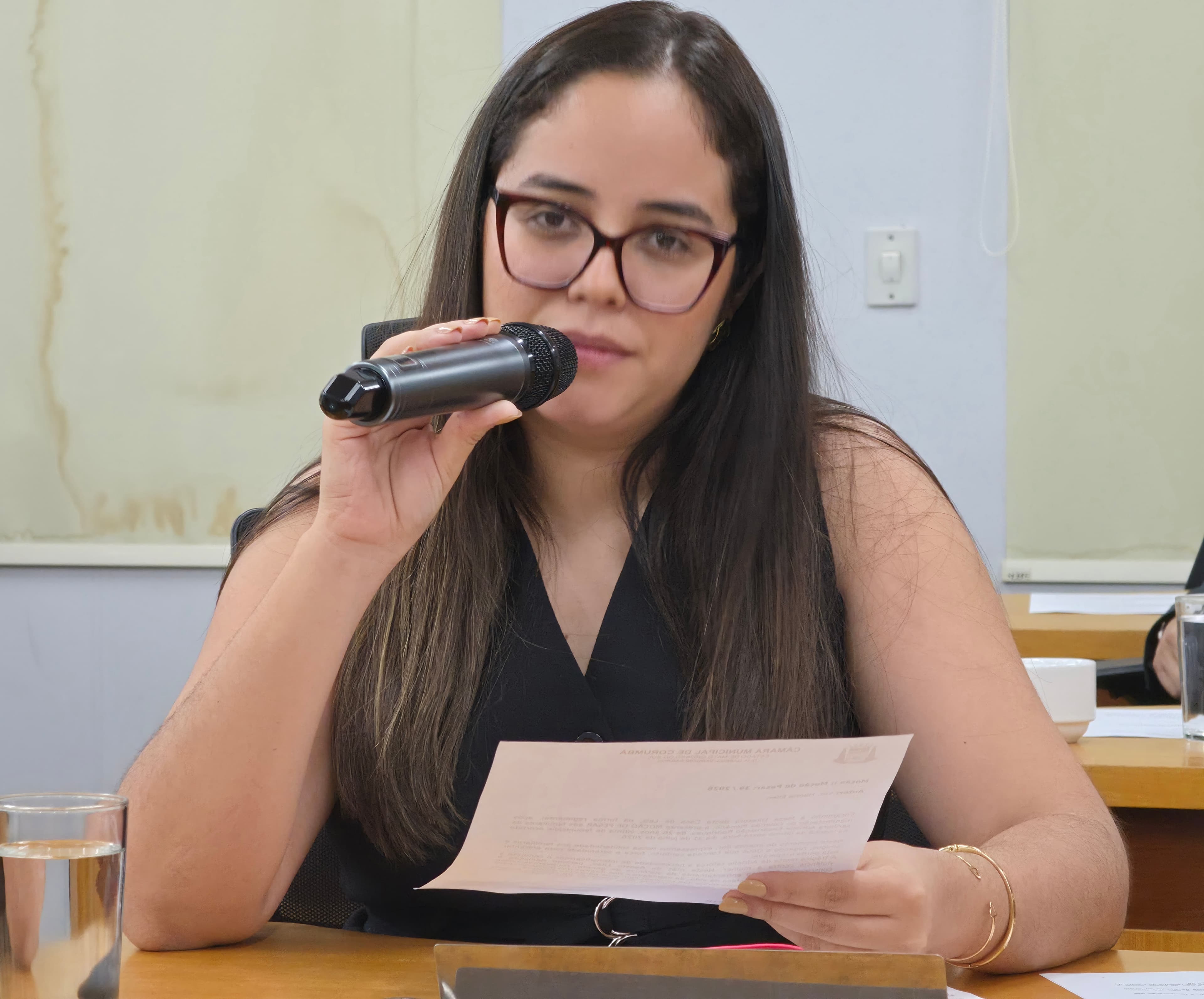 Hanna busca informações sobre programas para mulheres em situação de vulnerabilidade social