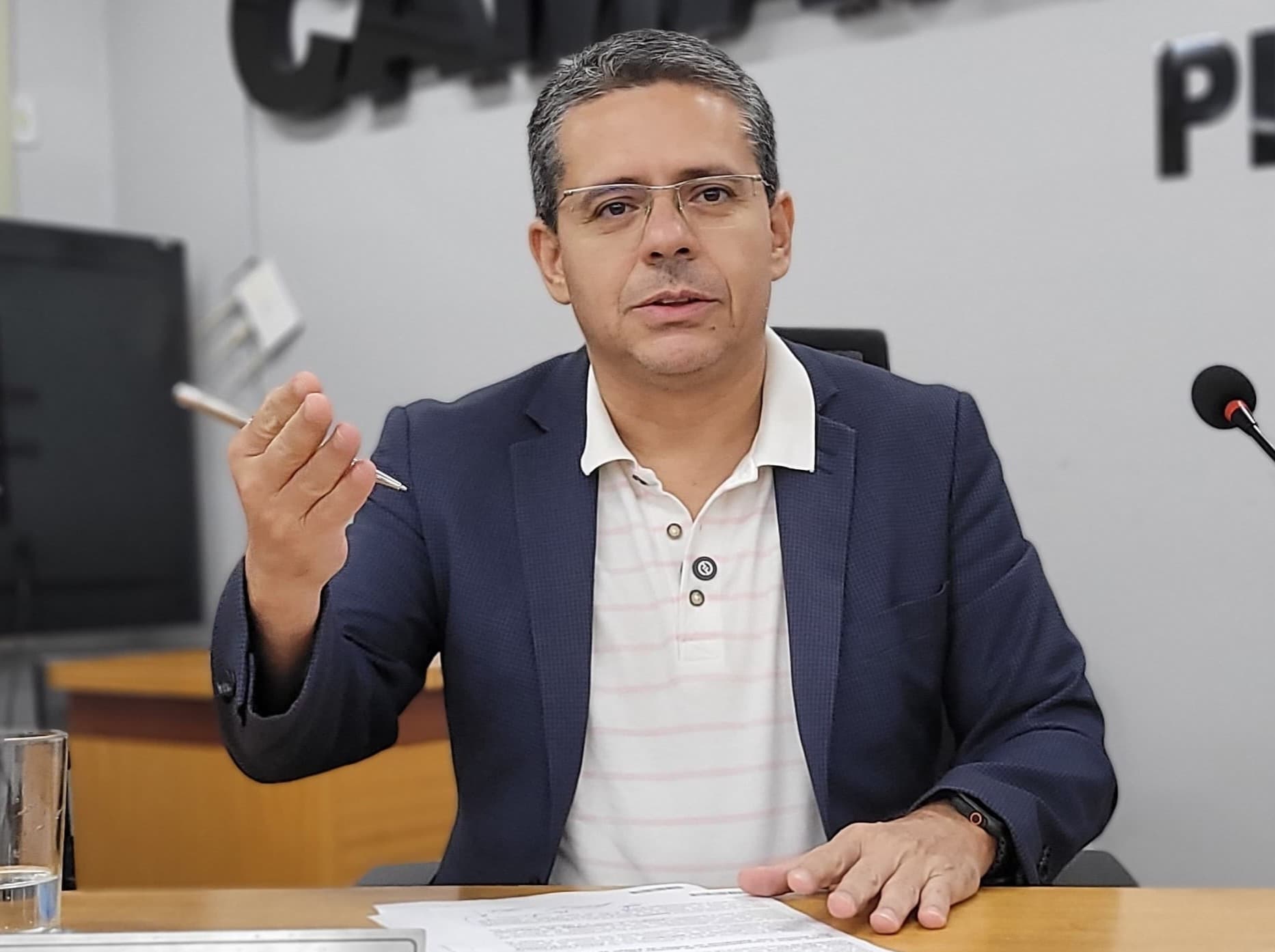 Alexandre cobra gratuidade no transporte coletivo para portador de doença renal crônica