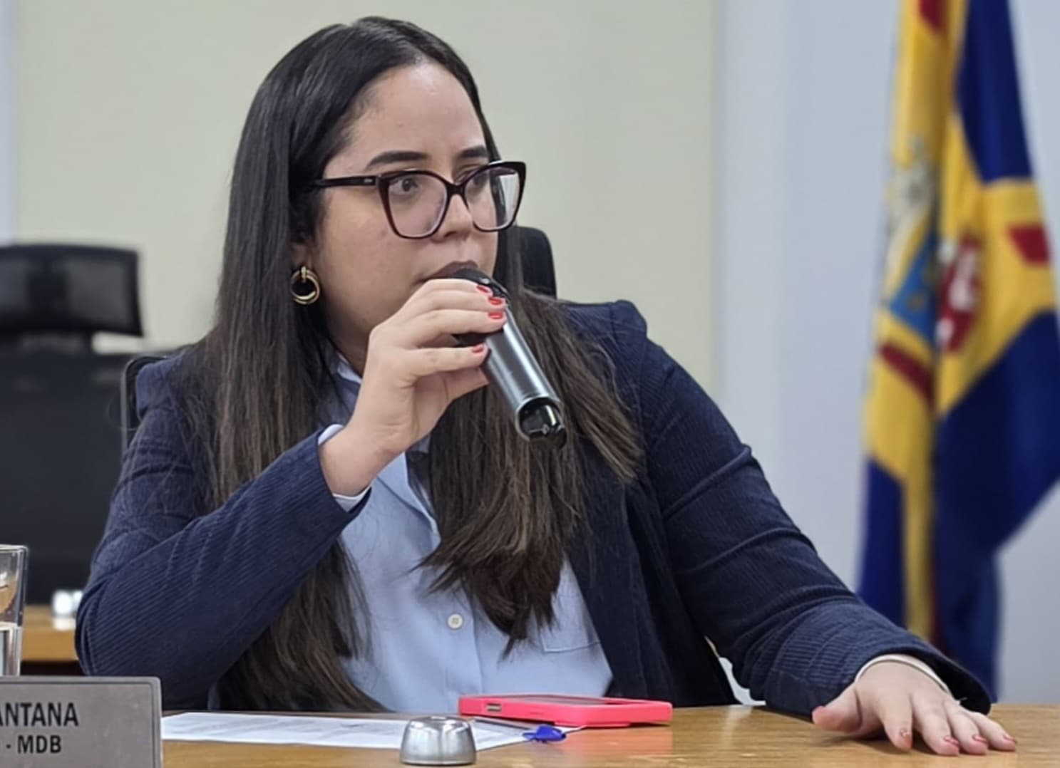 Hanna busca informações sobre procedimentos adotados para exames de raio-x na cidade