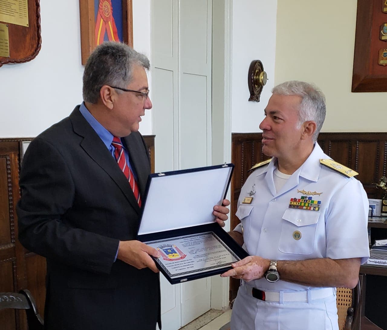 Contra-Almirante recebe título de Cidadão Corumbaense e reafirma parceria com a região