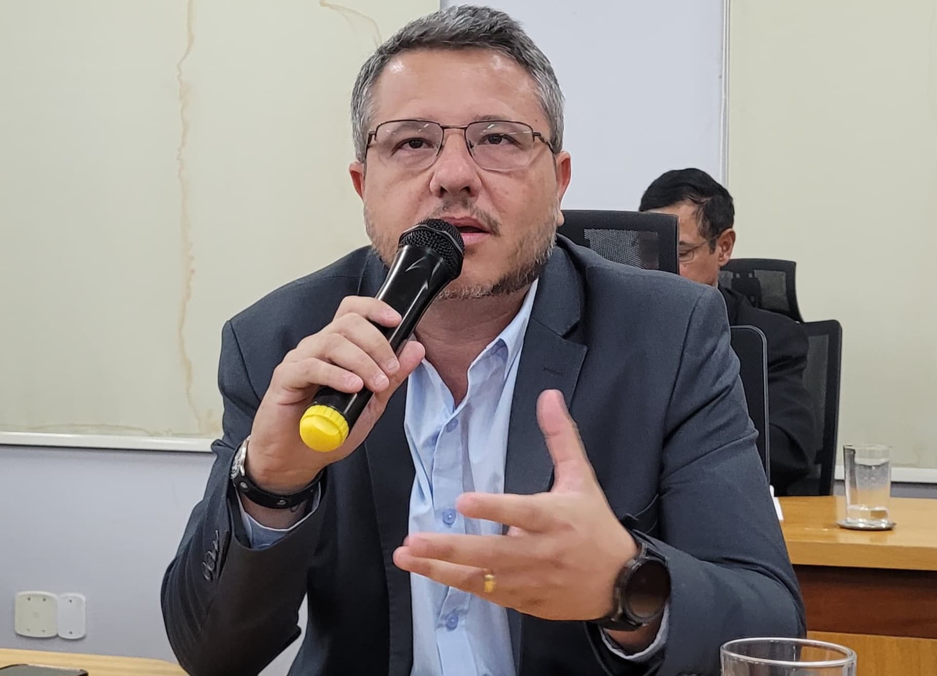 Cazarin sugere parcerias para atender Santa Casa de Corumbá com energia solar