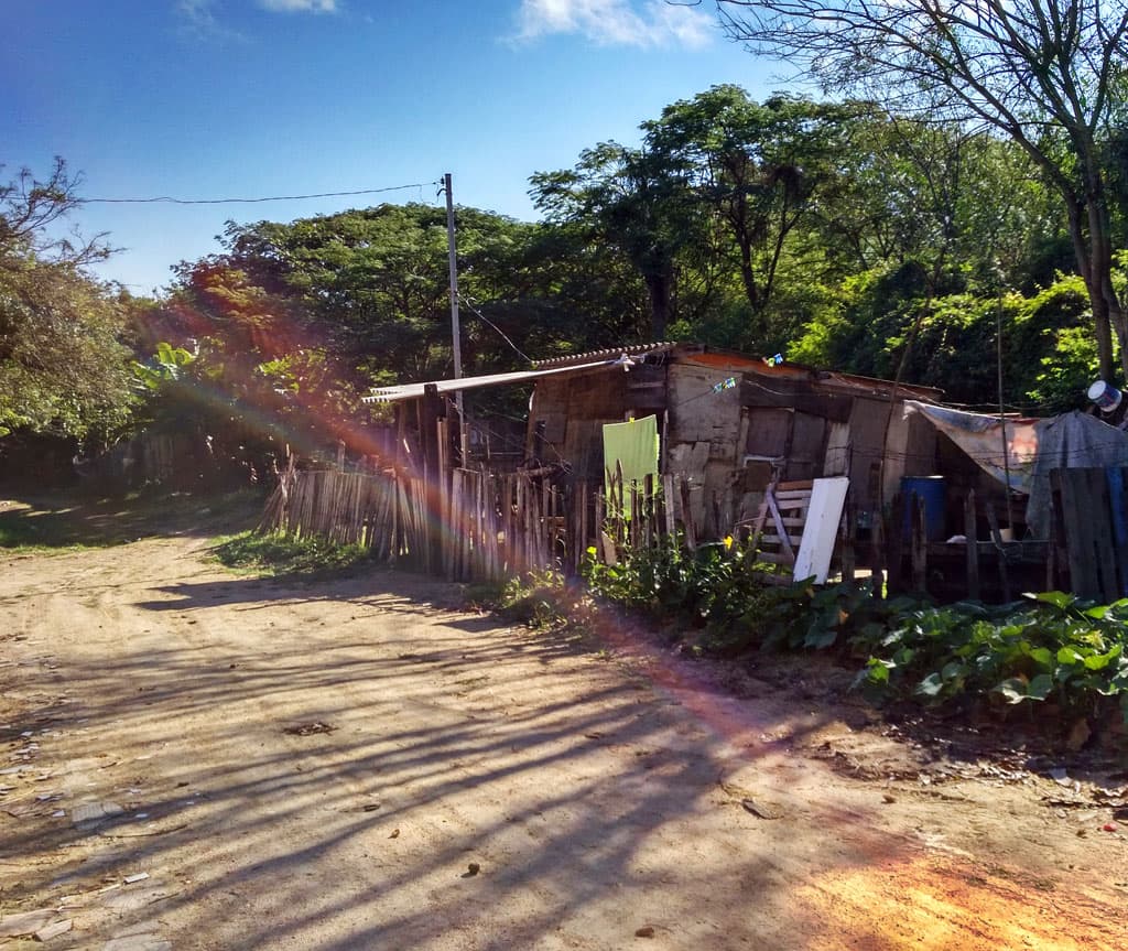 Vereador pede remoção de famílias residentes em barracos erguidos em via pública