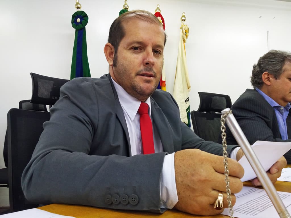 Vereador solicita pavimentação de rua e melhorias em bairros da cidade