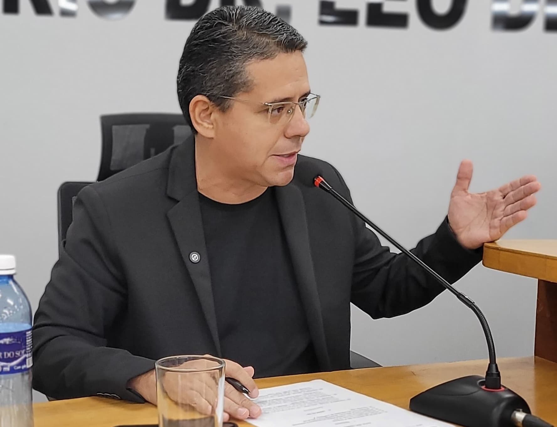 Alexandre busca informações sobre o teste da orelhinha em Corumbá