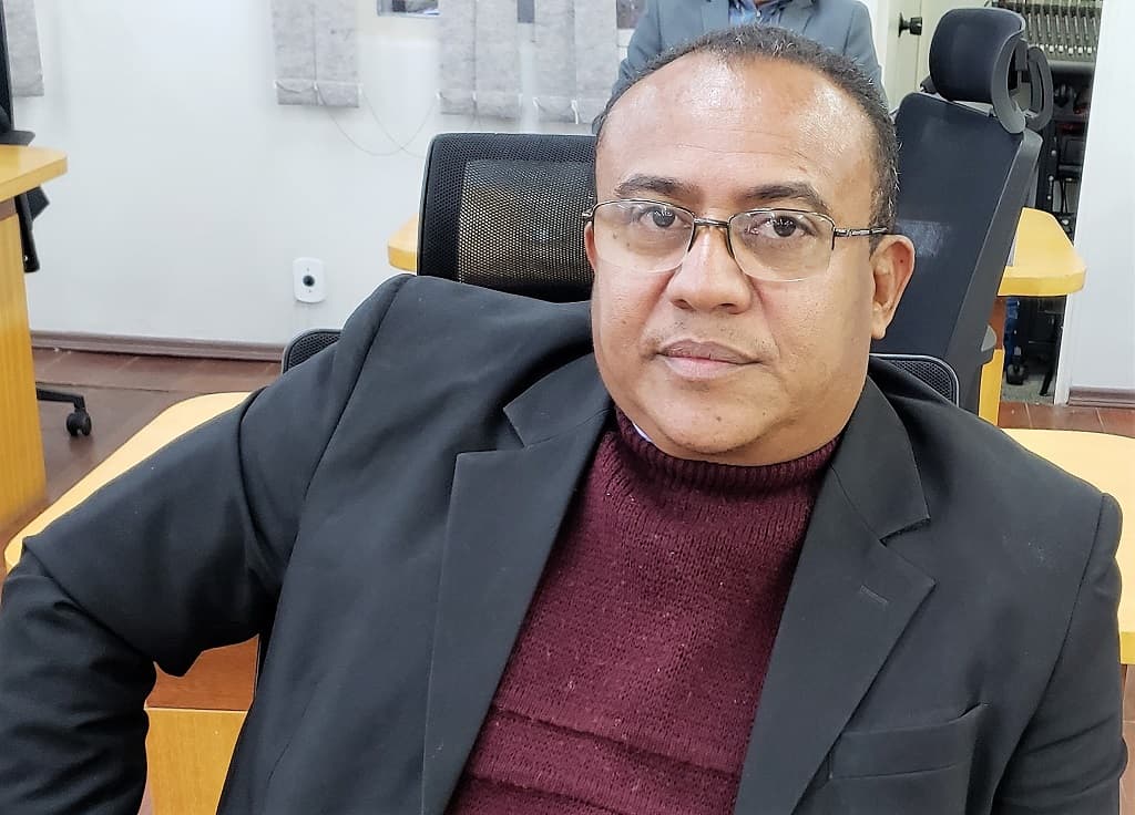 Comunidade pede corte de árvore e pavimentação de alameda