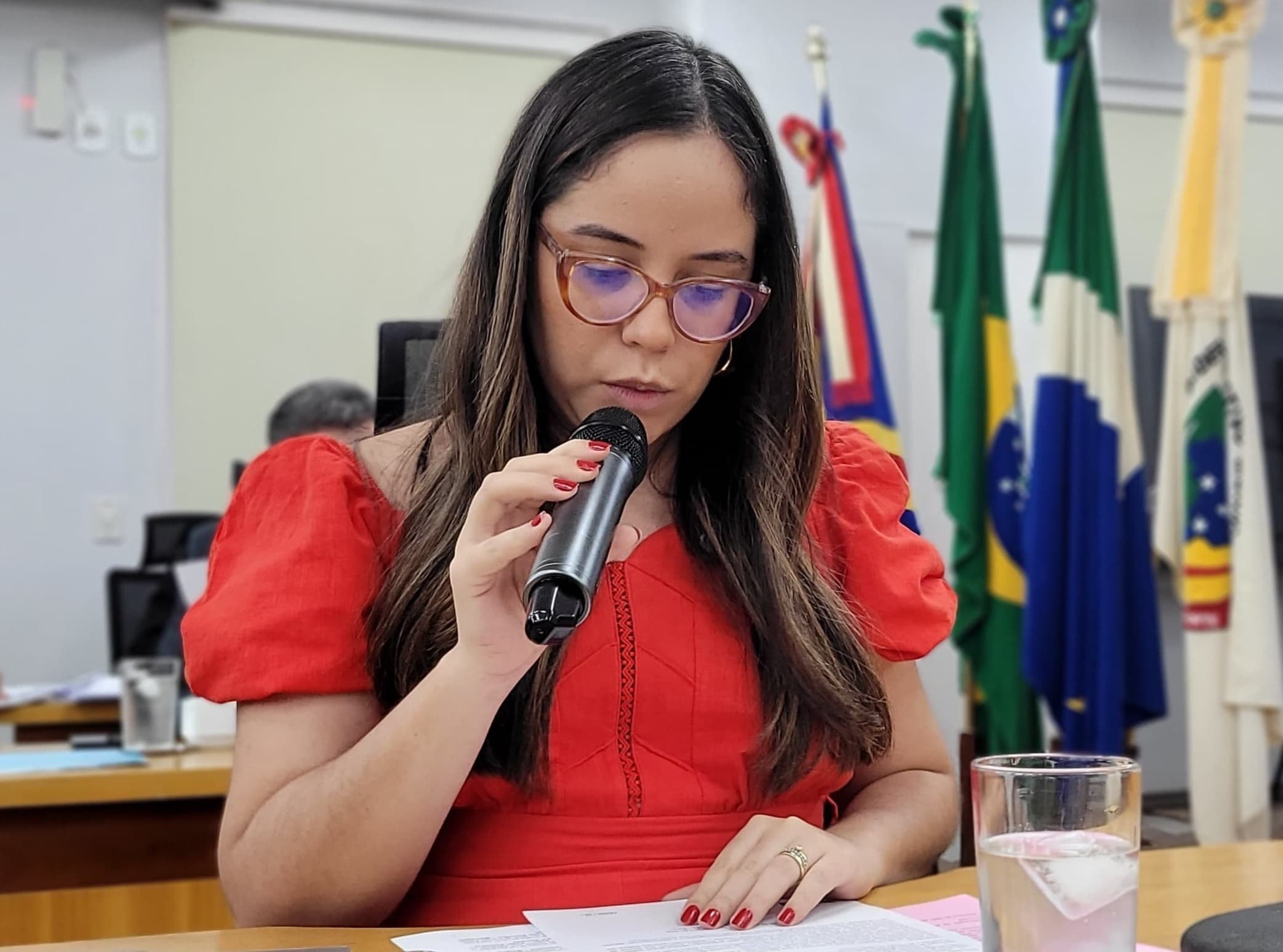 Hanna faz uma série de questionamentos sobre a educação em Corumbá