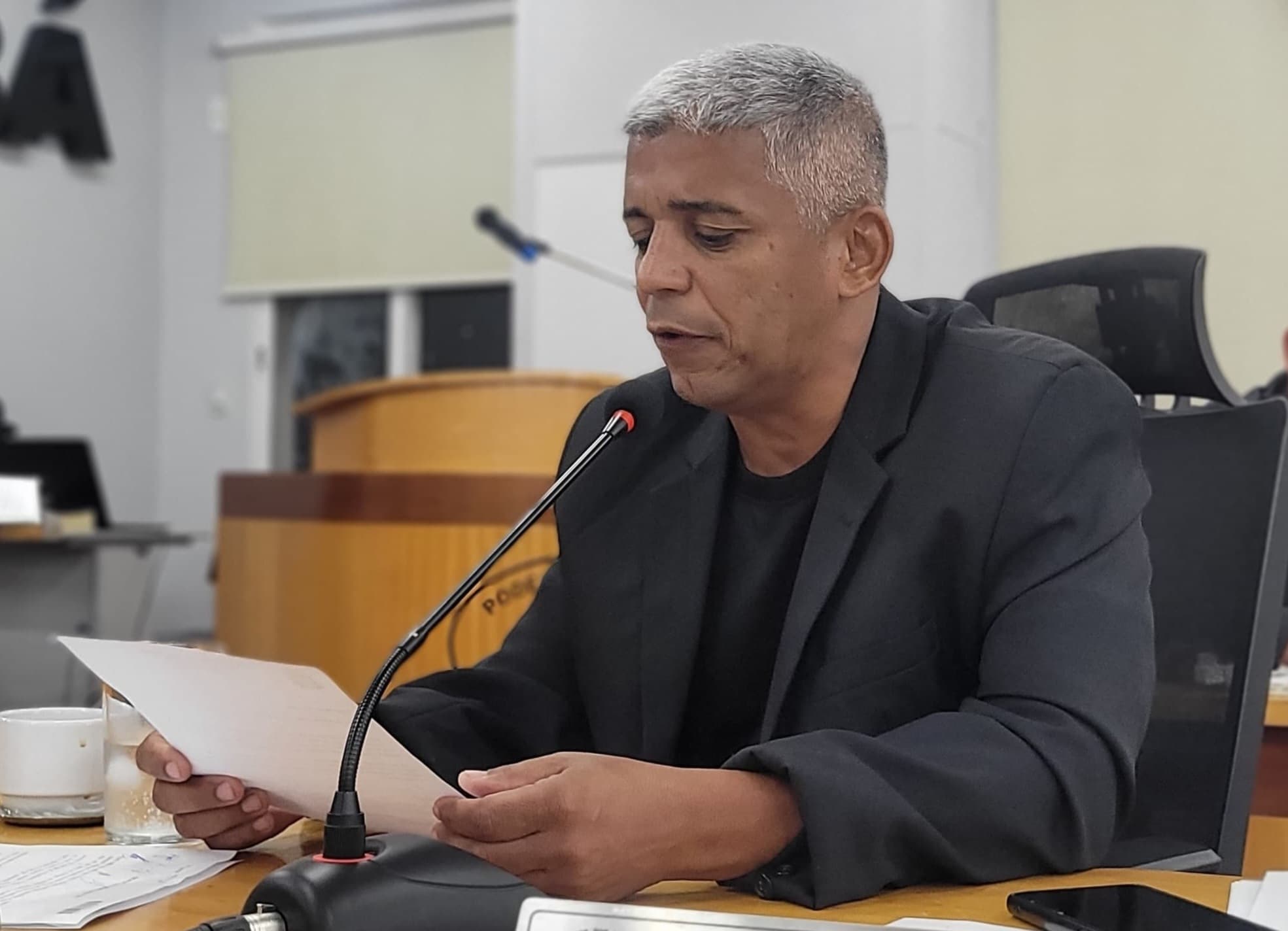 Edinaldo cobra informações sobre obras em quadra de esportes de escola da Reme