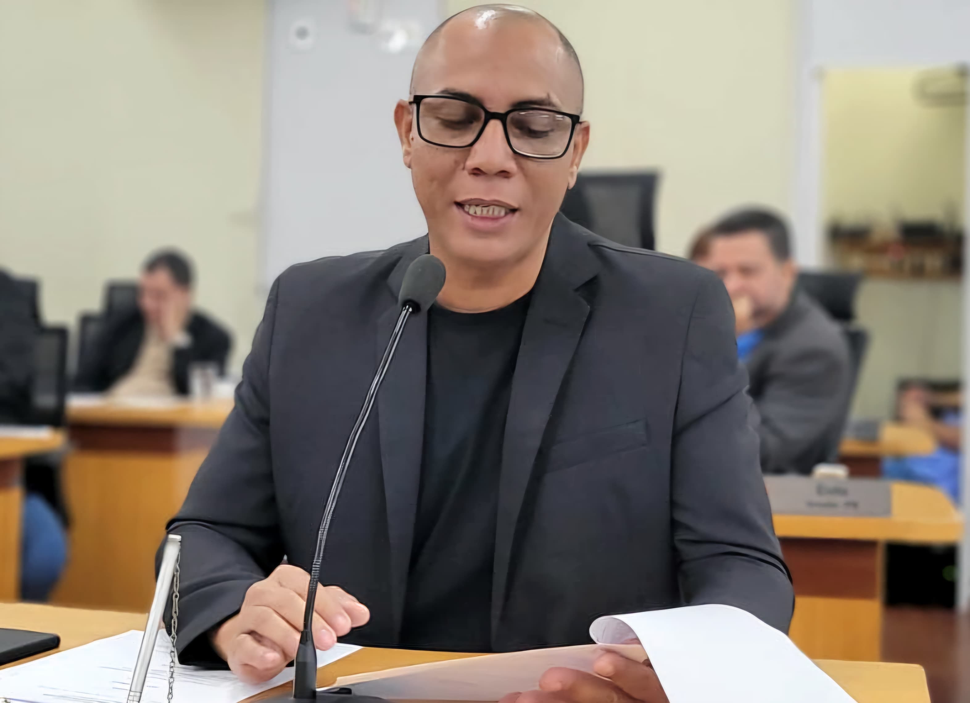 Hesley busca melhorar as condições de uso da praça do Arthur Marinho
