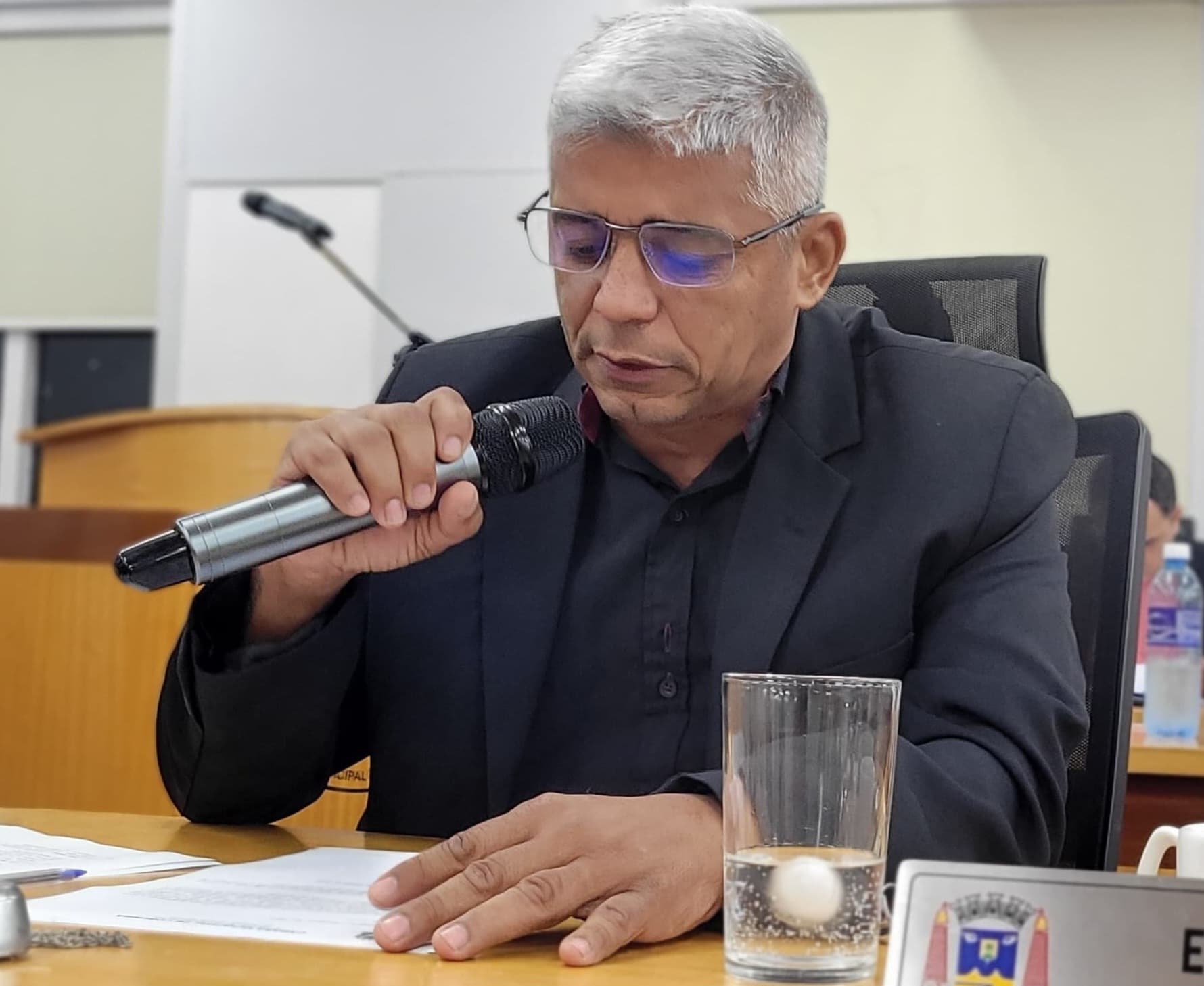 Edinaldo cobra empresa para executar reparos estruturais em escola da Reme