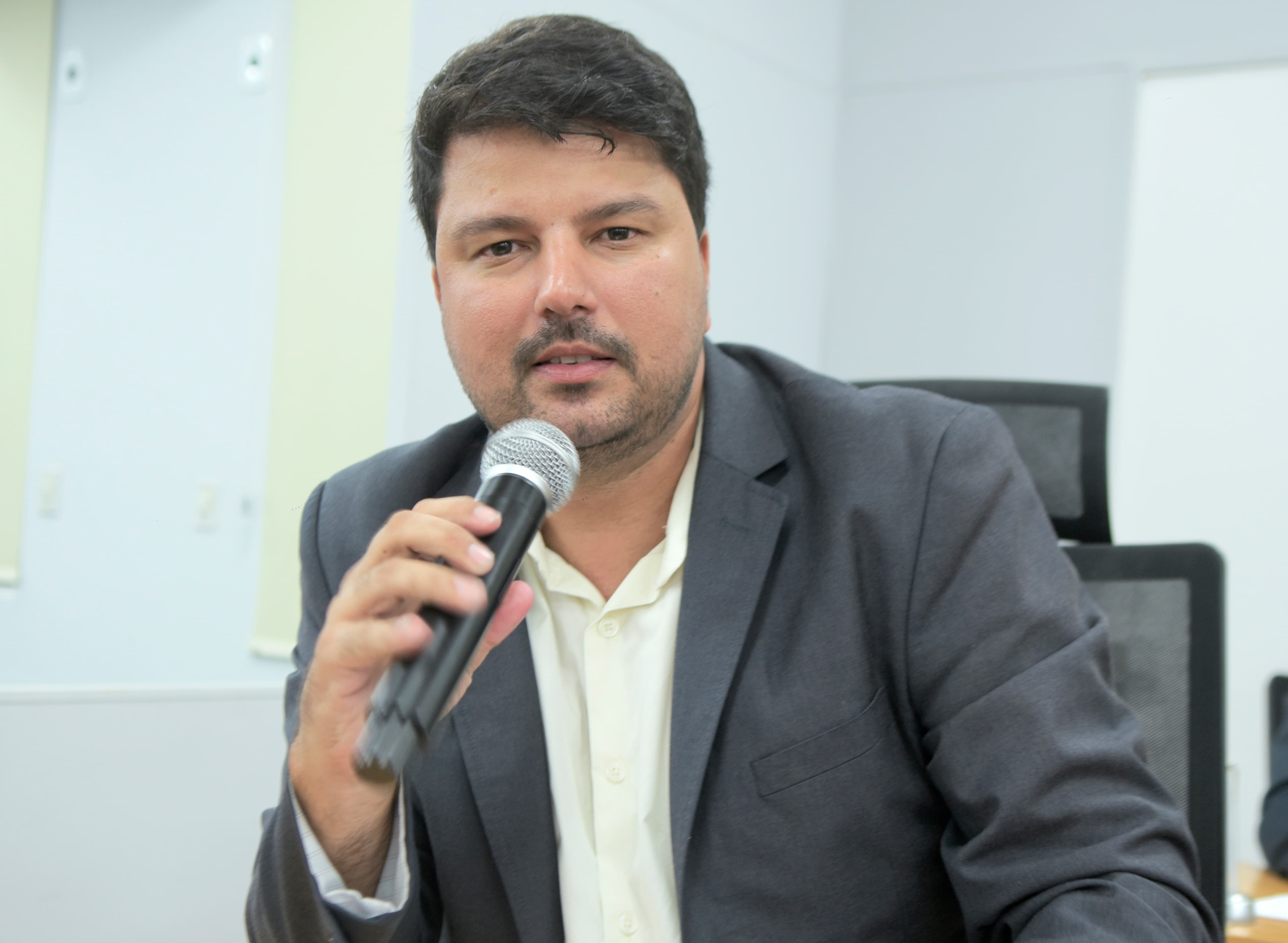 Manoel Rodrigues cobra limpeza completa da praça Bosque dos Ipês