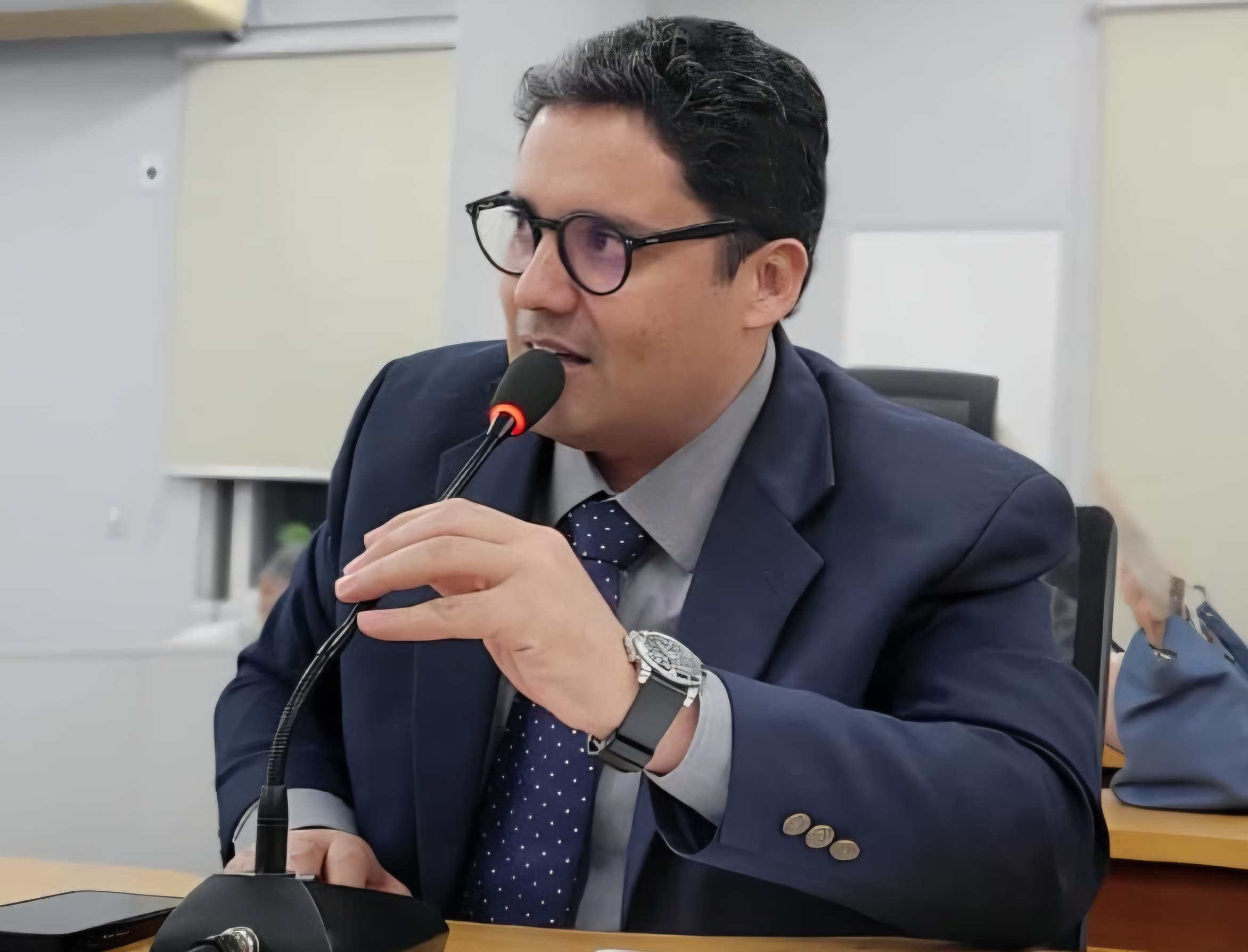 Chicão pede providências para melhorar o canal de atendimento da Prefeitura